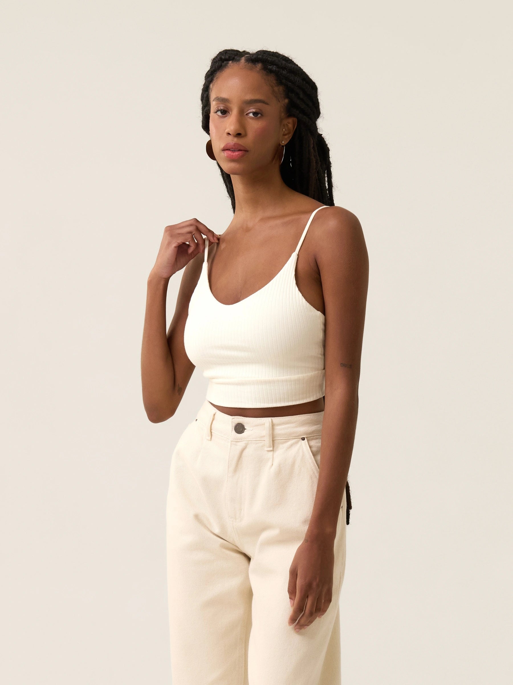 Blusa Cropped Alça Fina de Algodão Orgânico Branca Off White. Compre online moda sustentável e atemporal na Minimadeia. Roupas femininas estilosas, básicas e sustentáveis. Foto produto jul24 01