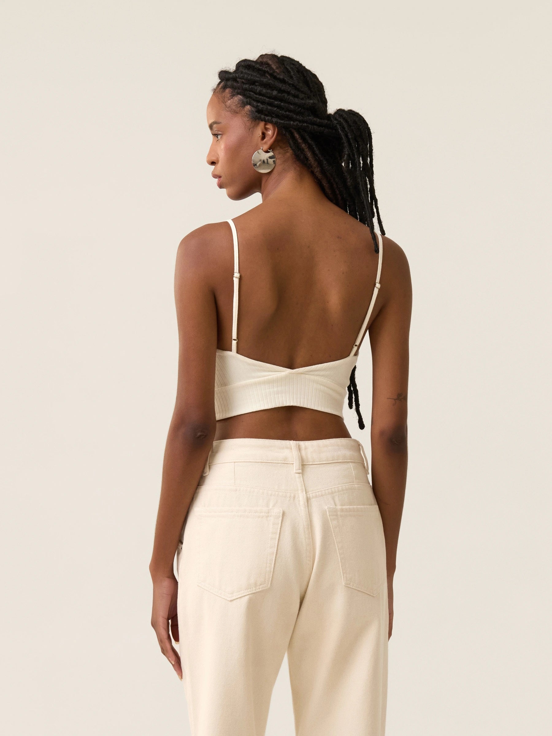 Blusa Cropped Alça Fina de Algodão Orgânico Branca Off White. Compre online moda sustentável e atemporal na Minimadeia. Roupas femininas estilosas, básicas e sustentáveis. Foto produto jul24 04
