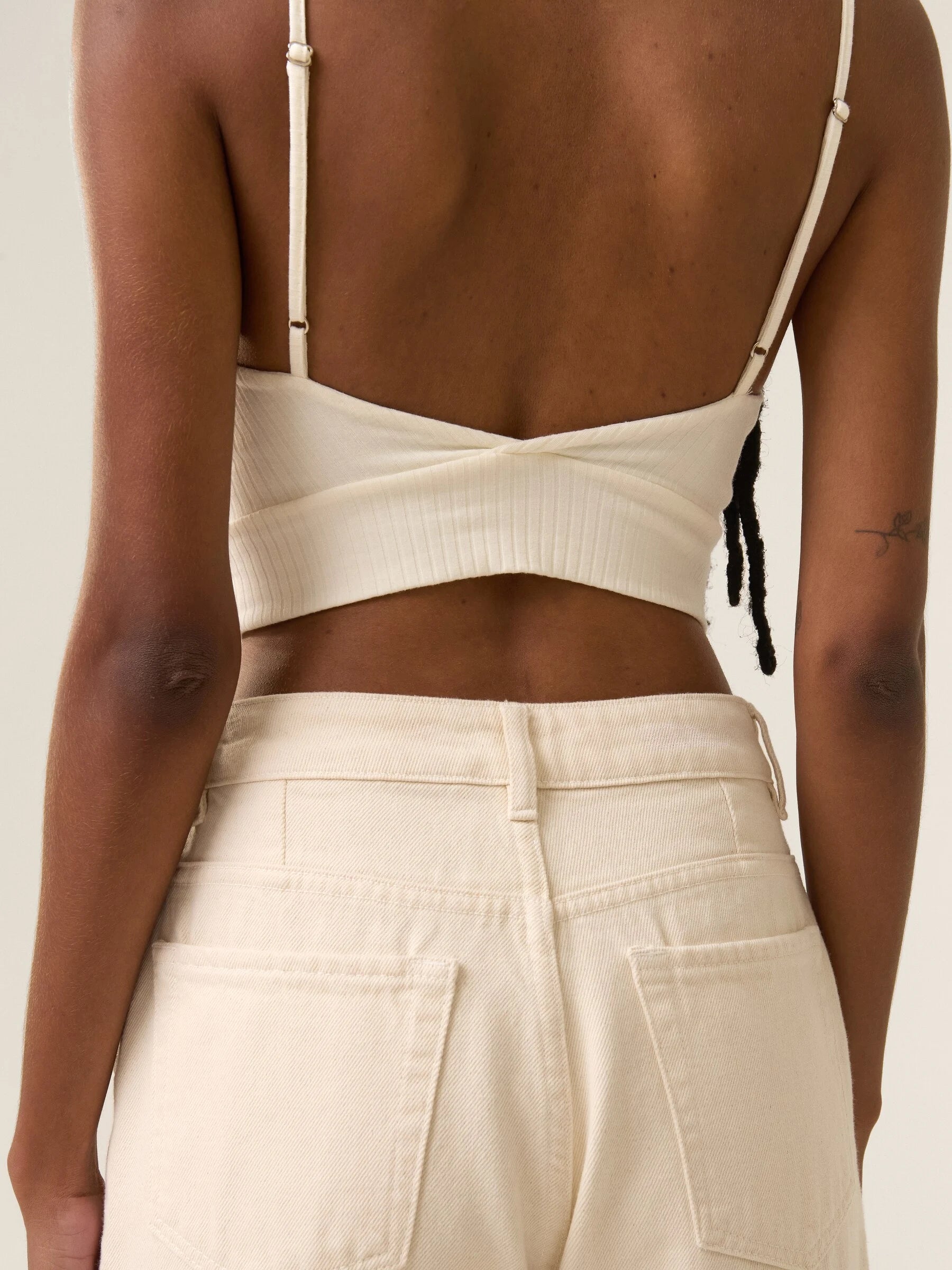 Blusa Cropped Alça Fina de Algodão Orgânico Branca Off White. Compre online moda sustentável e atemporal na Minimadeia. Roupas femininas estilosas, básicas e sustentáveis. Foto produto jul24 05