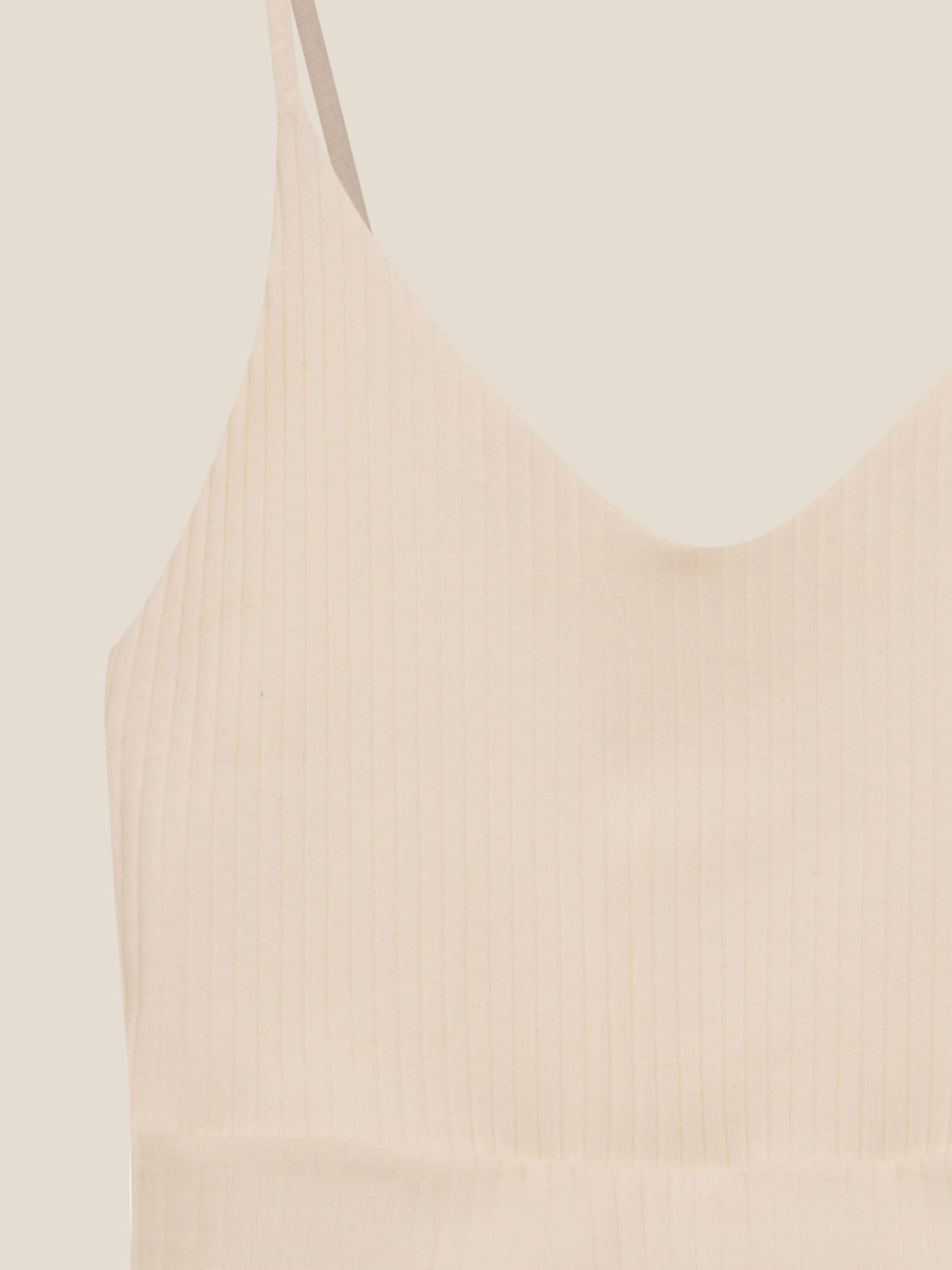 Blusa Cropped Alça Fina de Algodão Orgânico Branca Off White. Compre online moda sustentável e atemporal na Minimadeia. Roupas femininas estilosas, básicas e sustentáveis. Foto produto jul24 still 02