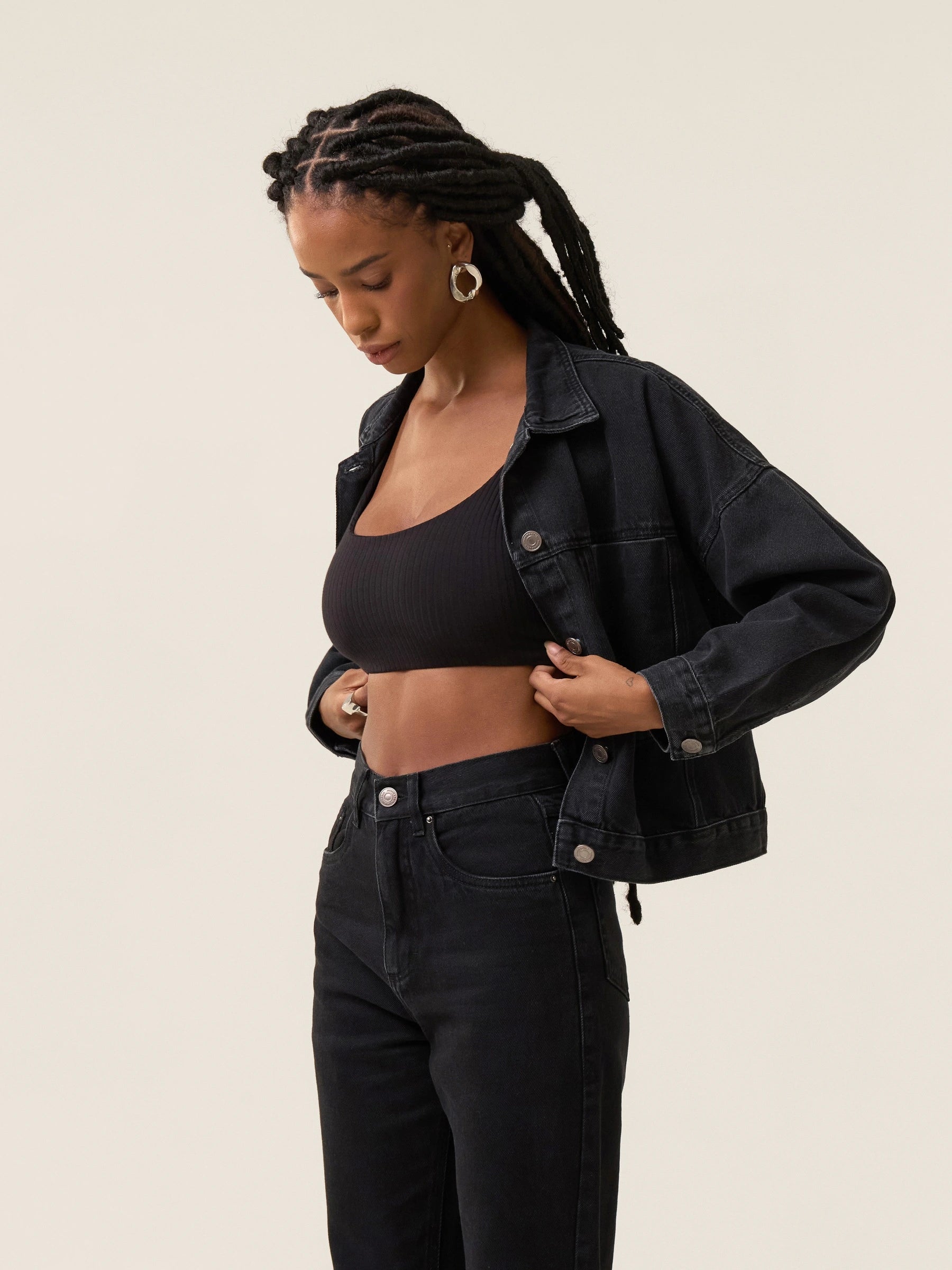 Top Camomila Alça Fina Preto. Compre online moda sustentável e atemporal na Minimadeia. Roupas femininas estilosas, básicas e sustentáveis. Foto produto jul24 07