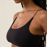 Top Camomila Alça Fina Preto. Compre online moda sustentável e atemporal na Minimadeia. Roupas femininas estilosas, básicas e sustentáveis. Foto produto jul24 08