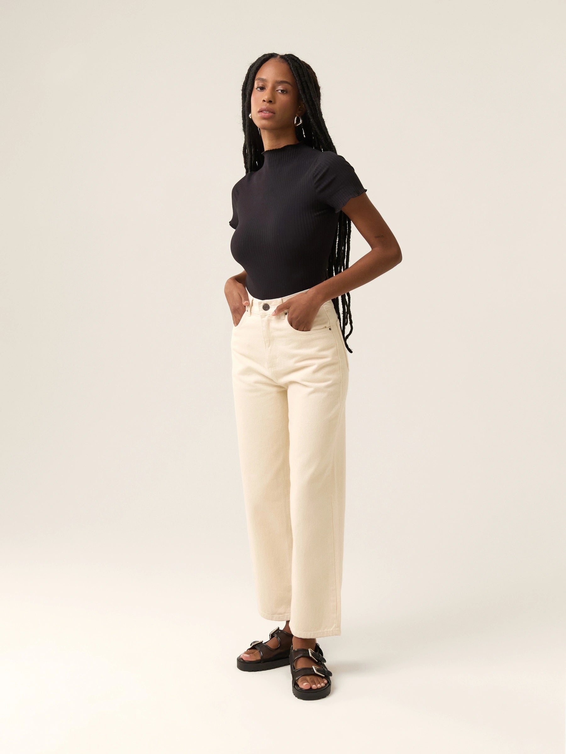 Blusa Gola Alta Verbena Preta. Compre online moda sustentável e atemporal na Minimadeia. Roupas femininas estilosas, básicas e sustentáveis. Foto produto 01