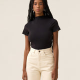 Blusa Gola Alta Verbena Preta. Compre online moda sustentável e atemporal na Minimadeia. Roupas femininas estilosas, básicas e sustentáveis. Foto produto 02