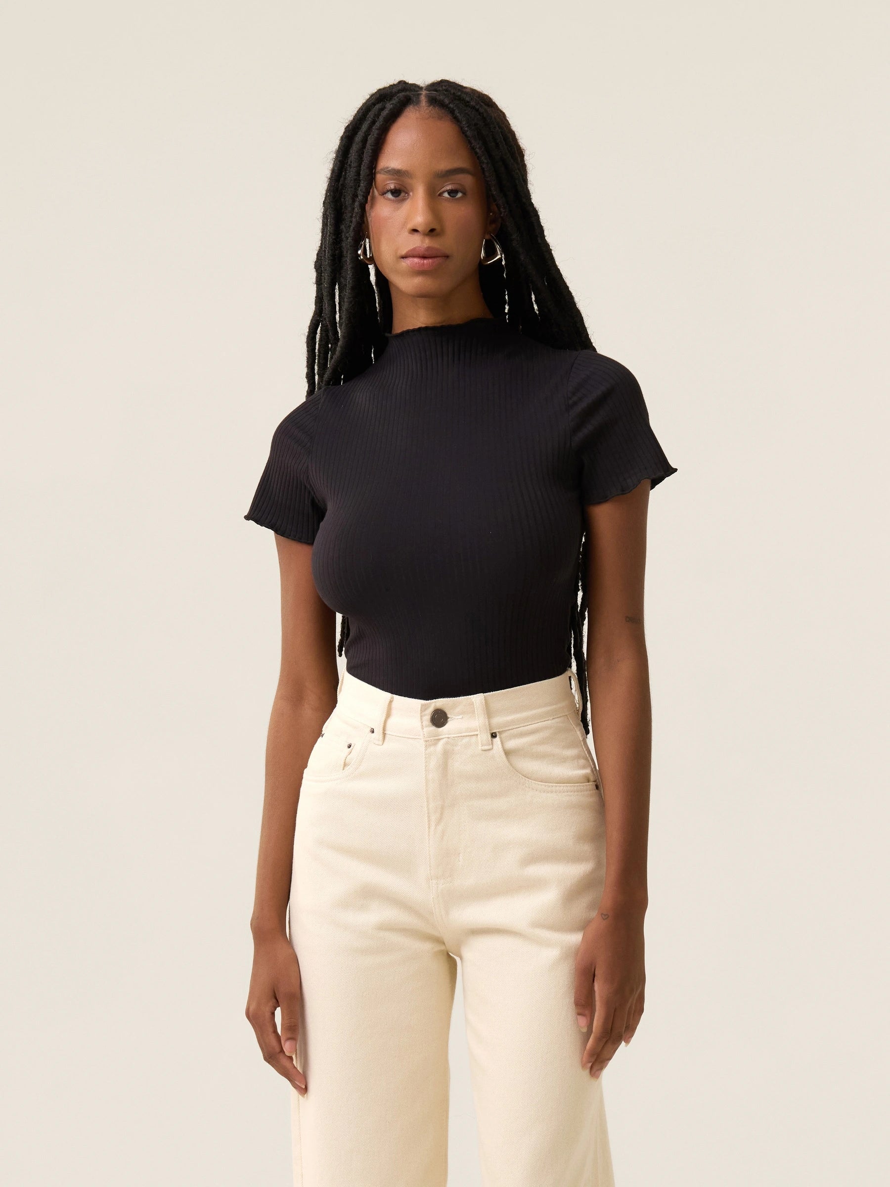 Blusa Gola Alta Verbena Preta. Compre online moda sustentável e atemporal na Minimadeia. Roupas femininas estilosas, básicas e sustentáveis. Foto produto 02