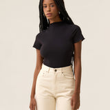 Blusa Gola Alta Verbena Preta. Compre online moda sustentável e atemporal na Minimadeia. Roupas femininas estilosas, básicas e sustentáveis. Foto produto 03