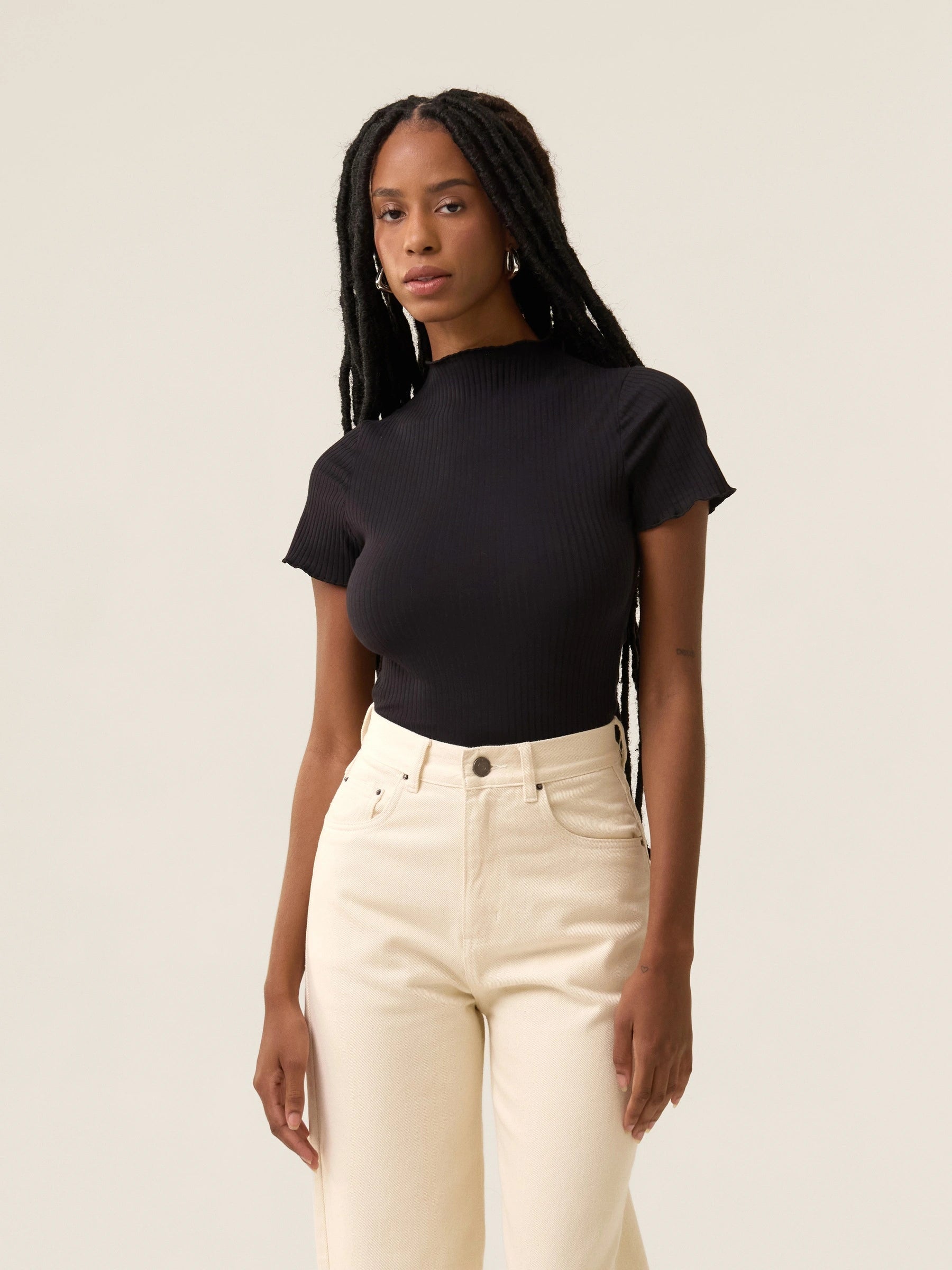 Blusa Gola Alta Verbena Preta. Compre online moda sustentável e atemporal na Minimadeia. Roupas femininas estilosas, básicas e sustentáveis. Foto produto 03