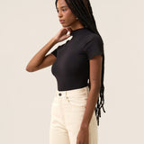 Blusa Gola Alta Verbena Preta. Compre online moda sustentável e atemporal na Minimadeia. Roupas femininas estilosas, básicas e sustentáveis. Foto produto 04