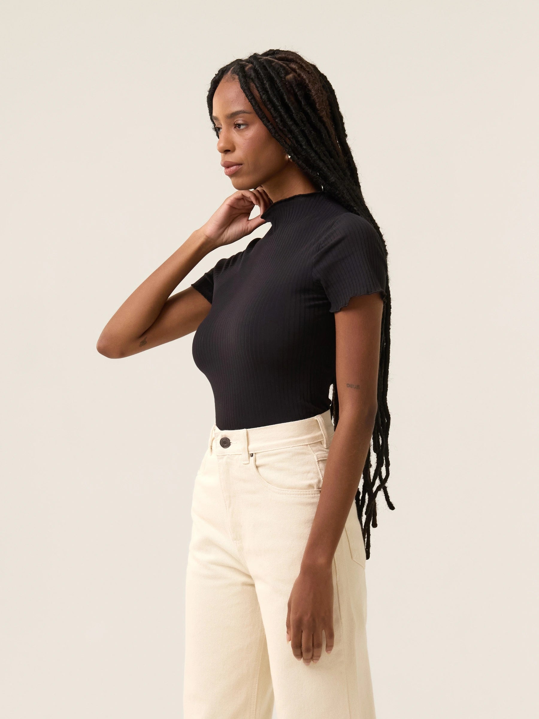 Blusa Gola Alta Verbena Preta. Compre online moda sustentável e atemporal na Minimadeia. Roupas femininas estilosas, básicas e sustentáveis. Foto produto 04