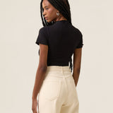 Blusa Gola Alta Verbena Preta. Compre online moda sustentável e atemporal na Minimadeia. Roupas femininas estilosas, básicas e sustentáveis. Foto produto 05
