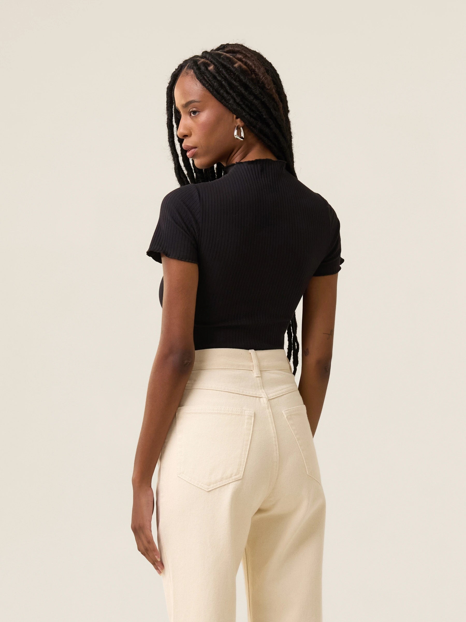 Blusa Gola Alta Verbena Preta. Compre online moda sustentável e atemporal na Minimadeia. Roupas femininas estilosas, básicas e sustentáveis. Foto produto 05