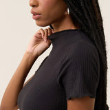 Blusa Gola Alta Verbena Preta. Compre online moda sustentável e atemporal na Minimadeia. Roupas femininas estilosas, básicas e sustentáveis. Foto produto 06