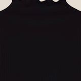 Blusa Gola Alta Verbena Preta. Compre online moda sustentável e atemporal na Minimadeia. Roupas femininas estilosas, básicas e sustentáveis. Foto produto still 03