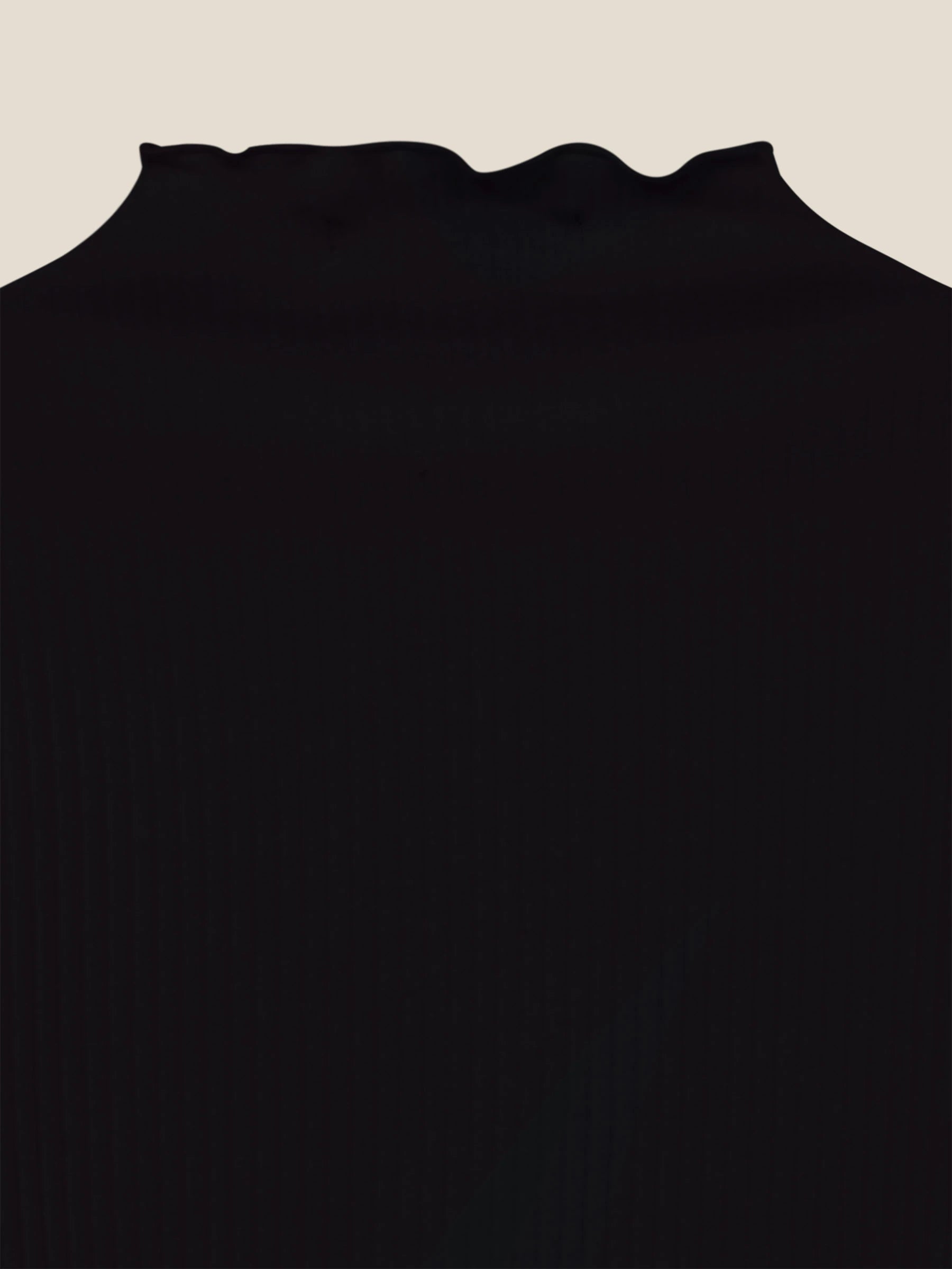 Blusa Gola Alta Verbena Preta. Compre online moda sustentável e atemporal na Minimadeia. Roupas femininas estilosas, básicas e sustentáveis. Foto produto still 03
