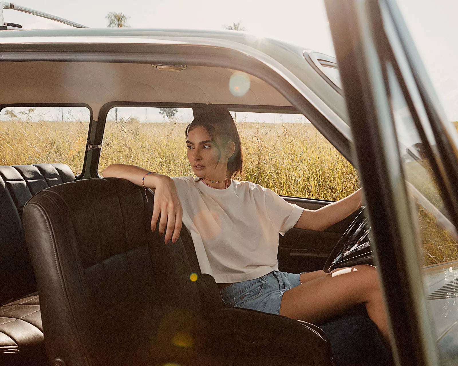 T-shirt Cropped Oversized de Algodão Orgânico Branca Off White. Compre online moda sustentável e atemporal na Minimadeia. Roupas femininas estilosas, básicas e sustentáveis. Foto produto destaque