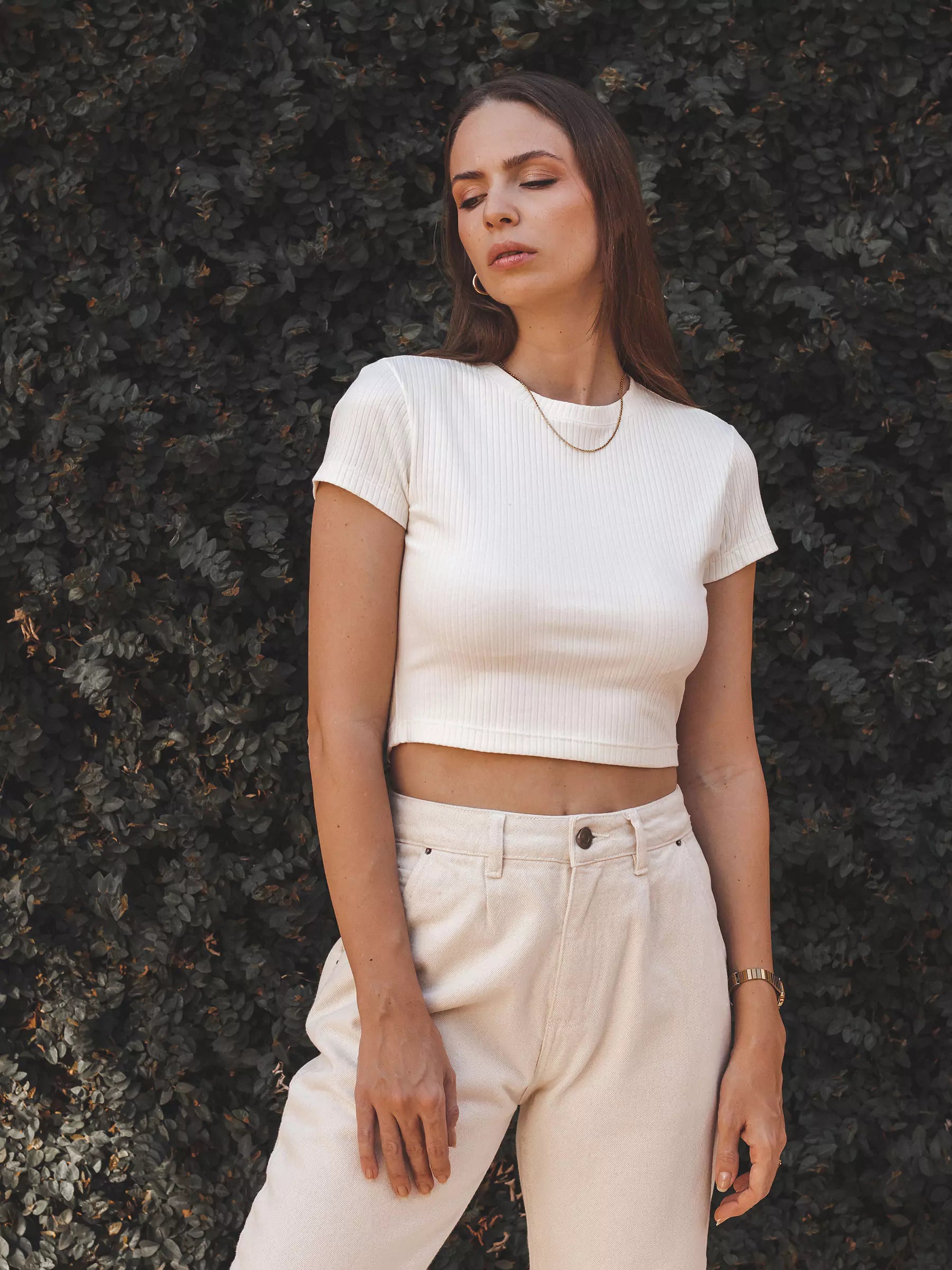 Cropped Canelado Manga Curta de Algodão Orgânico Branco Off White. Compre online moda sustentável e atemporal na Minimadeia. Roupas femininas estilosas, básicas e sustentáveis. Foto produto 01