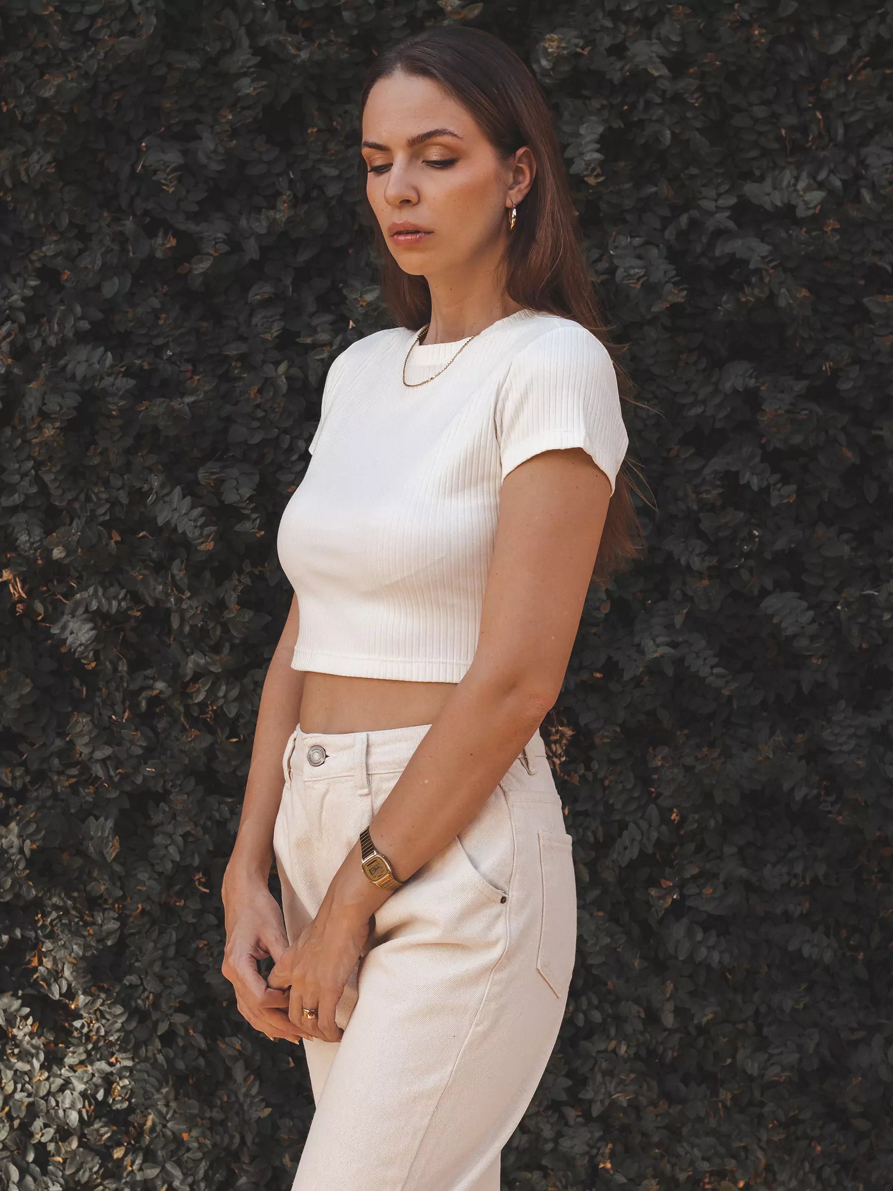 Cropped Canelado Manga Curta de Algodão Orgânico Branco Off White. Compre online moda sustentável e atemporal na Minimadeia. Roupas femininas estilosas, básicas e sustentáveis. Foto produto 02