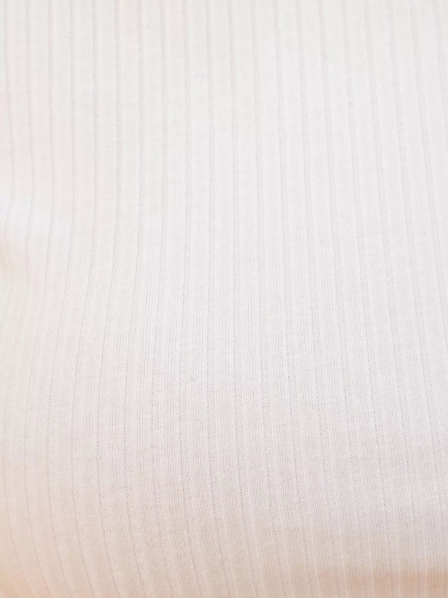 Cropped Canelado Manga Curta de Algodão Orgânico Branco Off White. Compre online moda sustentável e atemporal na Minimadeia. Roupas femininas estilosas, básicas e sustentáveis. Foto produto 08
