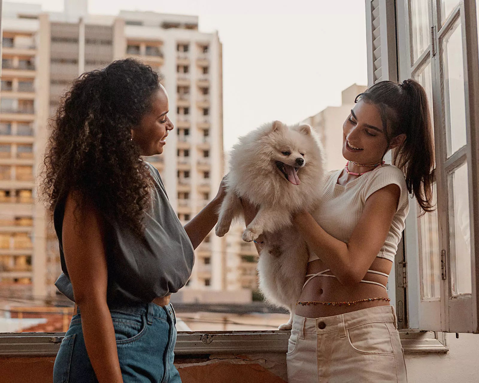 Blusa Ampla Amarração de Algodão BCI™ Cinza. Compre online moda sustentável e atemporal na Minimadeia. Roupas femininas estilosas, básicas e sustentáveis. Foto produto destaque