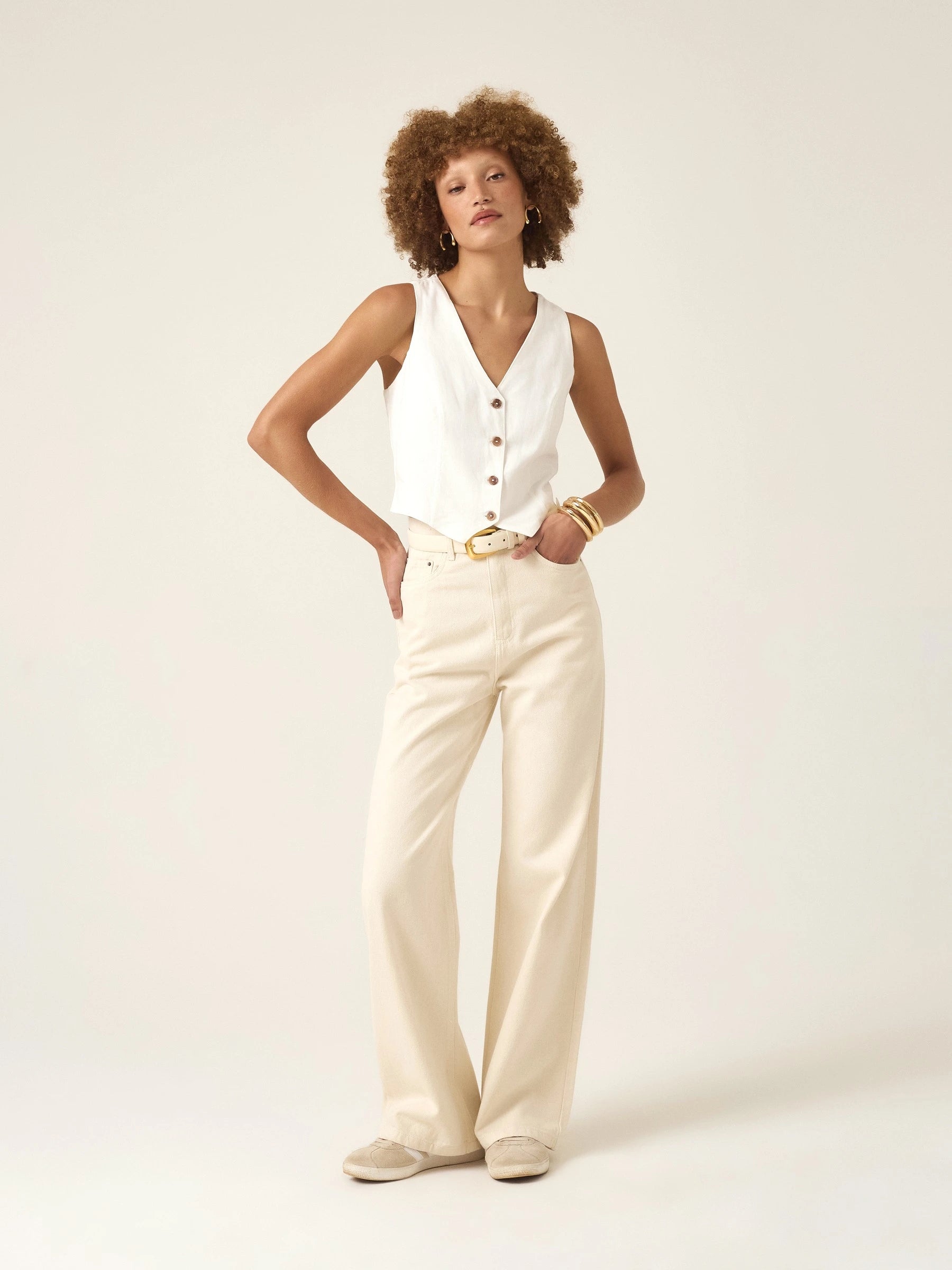 Calça Jeans Wide Leg Bege Natural Eco Denim™. Compre online moda sustentável e atemporal na Minimadeia. Roupas femininas estilosas, básicas e sustentáveis. Foto produto ABR25 01