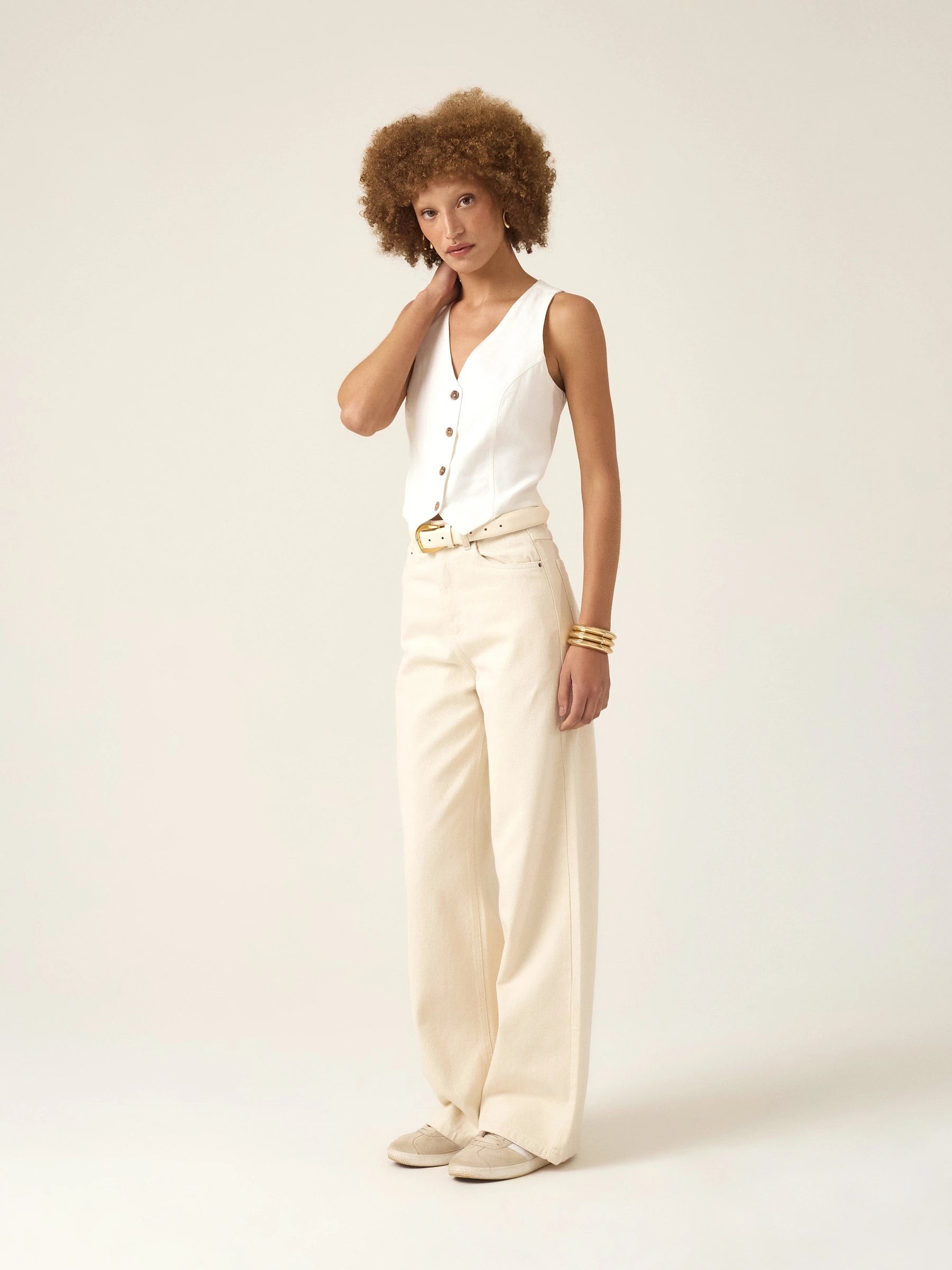 Calça Jeans Wide Leg Bege Natural Eco Denim™. Compre online moda sustentável e atemporal na Minimadeia. Roupas femininas estilosas, básicas e sustentáveis. Foto produto ABR25 03