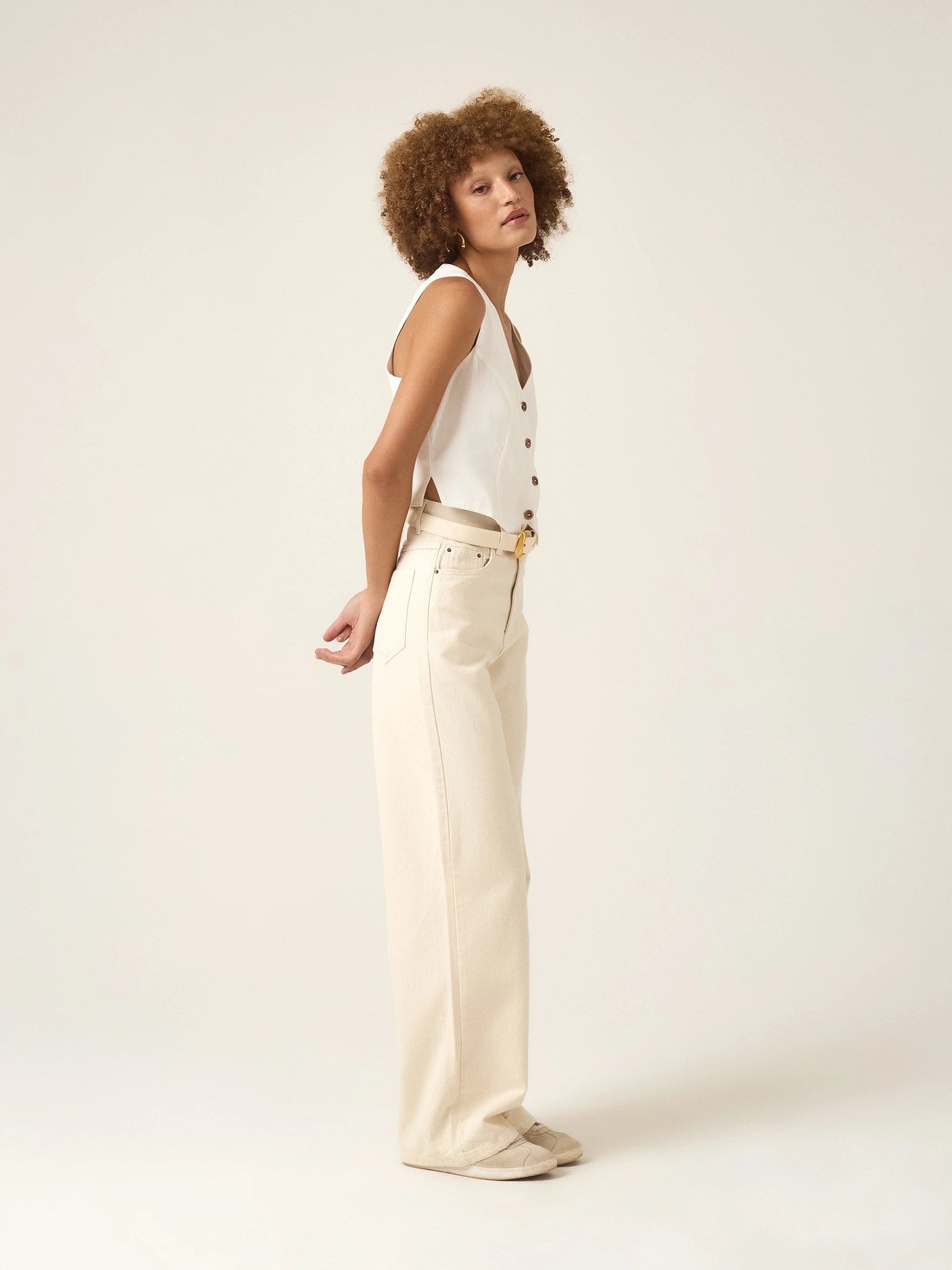 Calça Jeans Wide Leg Bege Natural Eco Denim™. Compre online moda sustentável e atemporal na Minimadeia. Roupas femininas estilosas, básicas e sustentáveis. Foto produto ABR25 04