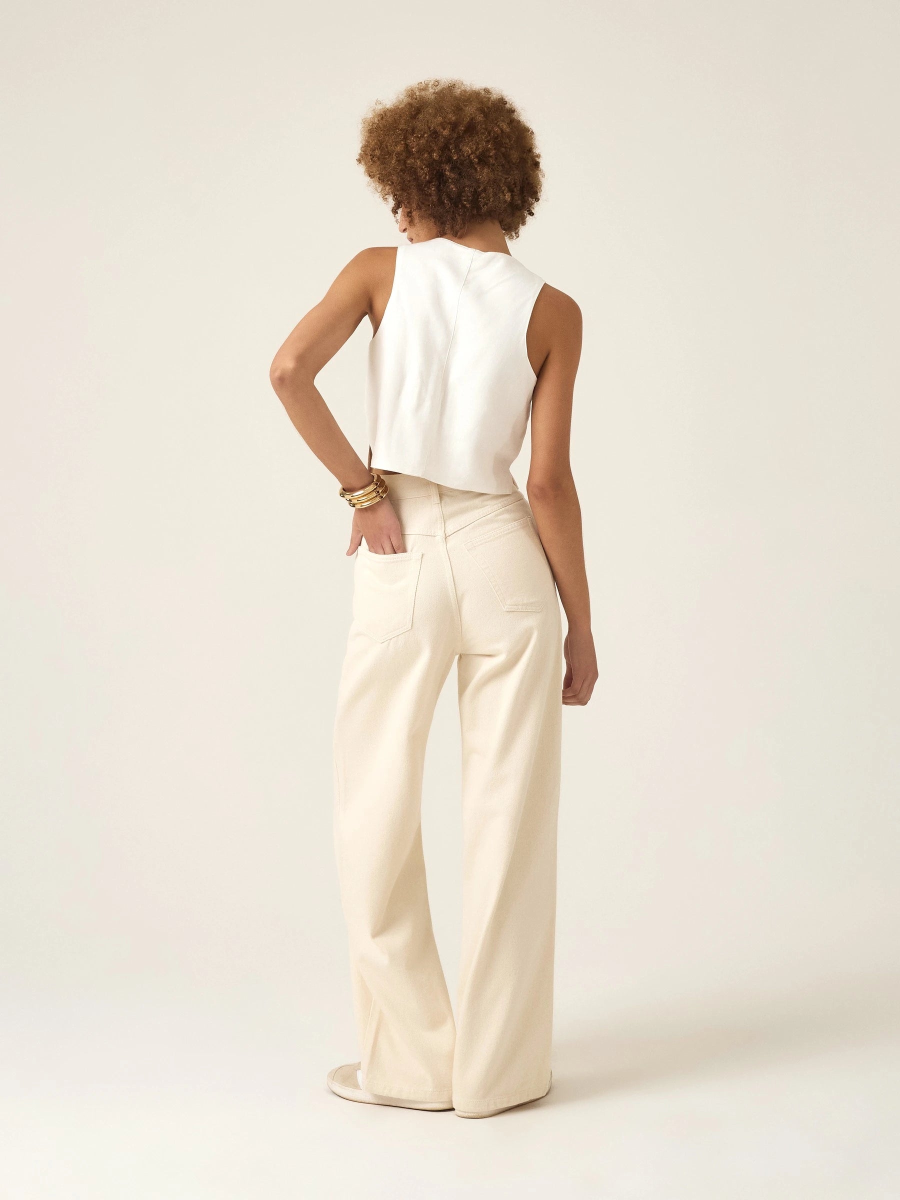 Calça Jeans Wide Leg Bege Natural Eco Denim™. Compre online moda sustentável e atemporal na Minimadeia. Roupas femininas estilosas, básicas e sustentáveis. Foto produto ABR25 05