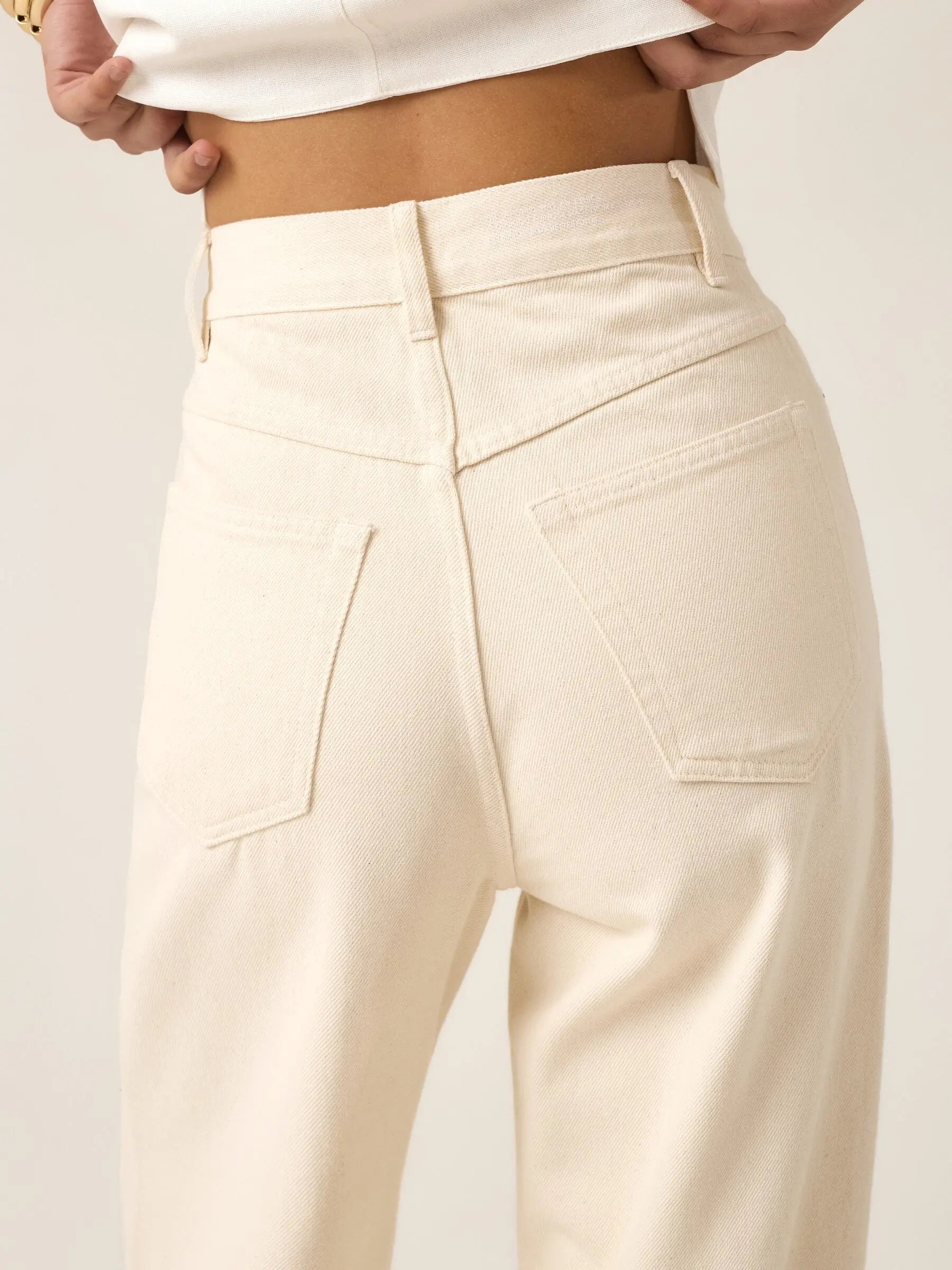 Calça Jeans Wide Leg Bege Natural Eco Denim™. Compre online moda sustentável e atemporal na Minimadeia. Roupas femininas estilosas, básicas e sustentáveis. Foto produto ABR25 06