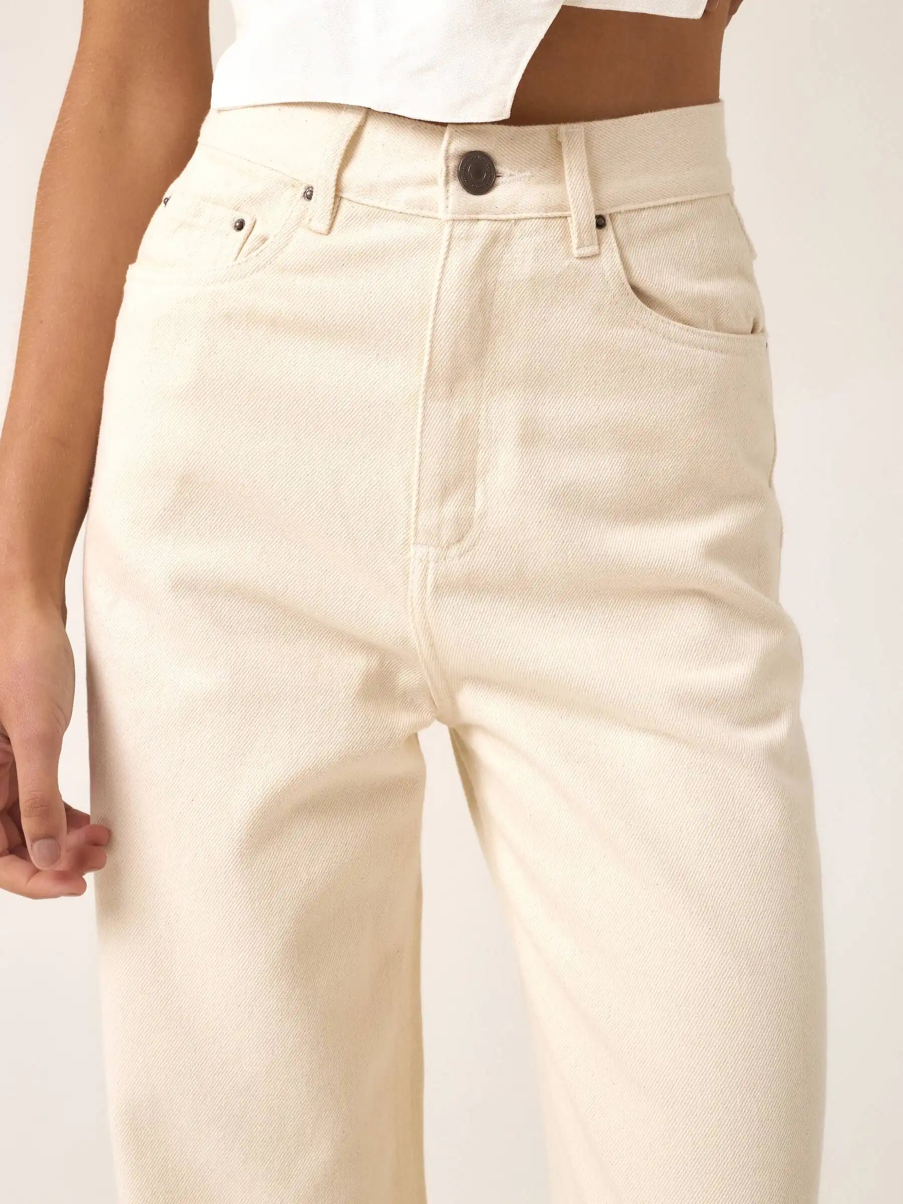 Calça Jeans Wide Leg Bege Natural Eco Denim™. Compre online moda sustentável e atemporal na Minimadeia. Roupas femininas estilosas, básicas e sustentáveis. Foto produto ABR25 07