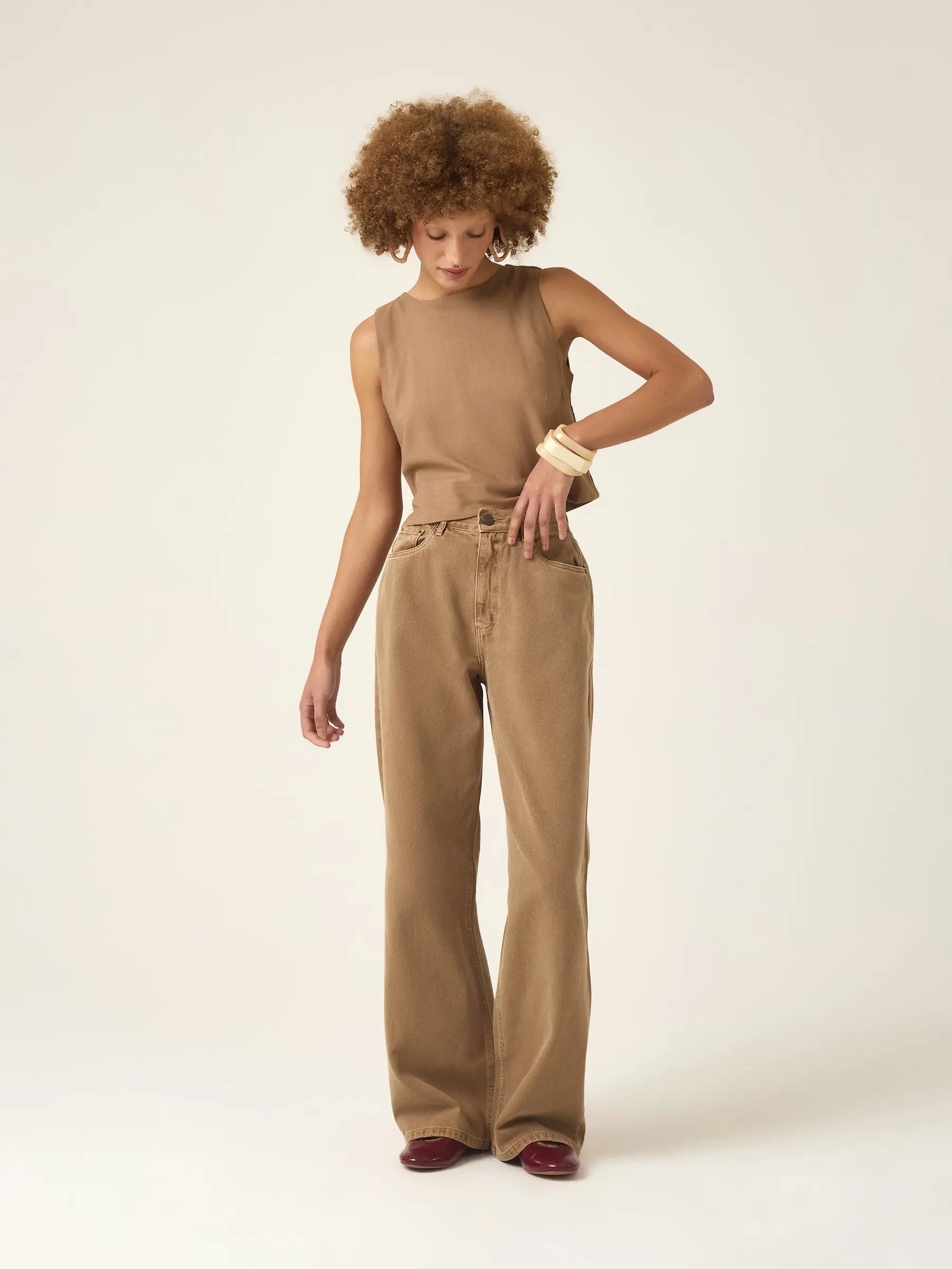 Calça Jeans Wide Leg Buriti Marrom Claro Eco Denim™. Compre online moda sustentável e atemporal na Minimadeia. Roupas femininas estilosas, básicas e sustentáveis. Foto produto ABR25 01