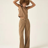 Calça Jeans Wide Leg Buriti Marrom Claro Eco Denim™. Compre online moda sustentável e atemporal na Minimadeia. Roupas femininas estilosas, básicas e sustentáveis. Foto produto ABR25 02