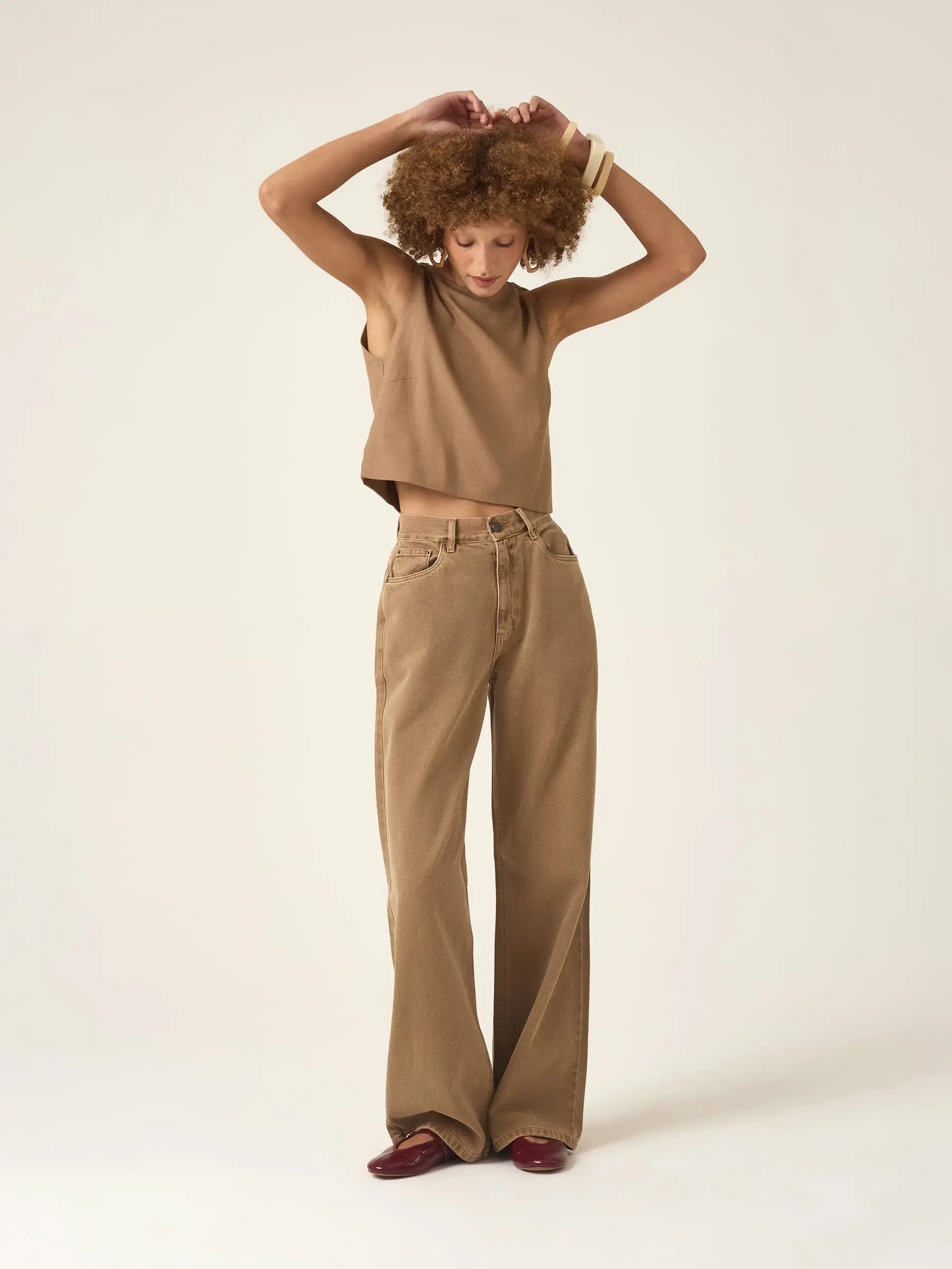 Calça Jeans Wide Leg Buriti Marrom Claro Eco Denim™. Compre online moda sustentável e atemporal na Minimadeia. Roupas femininas estilosas, básicas e sustentáveis. Foto produto ABR25 02