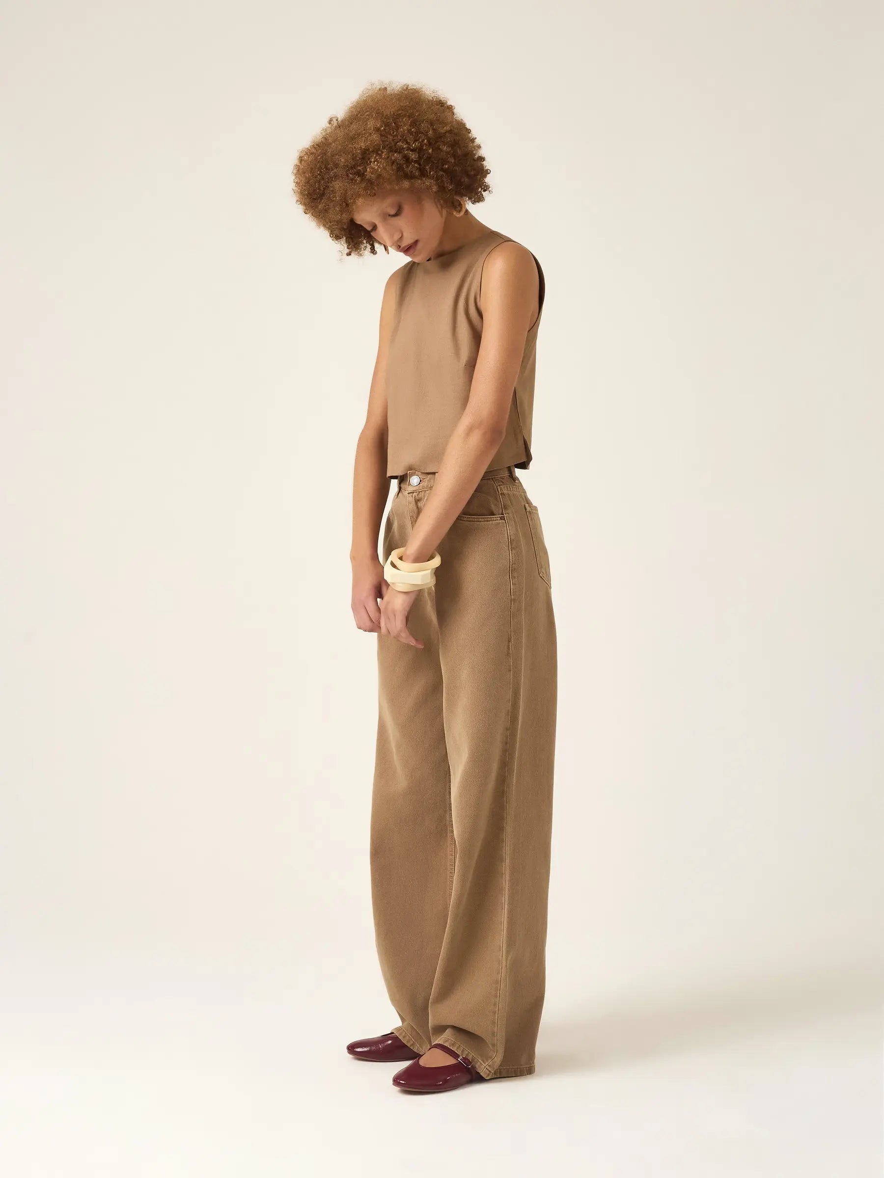 Calça Jeans Wide Leg Buriti Marrom Claro Eco Denim™. Compre online moda sustentável e atemporal na Minimadeia. Roupas femininas estilosas, básicas e sustentáveis. Foto produto ABR25 03