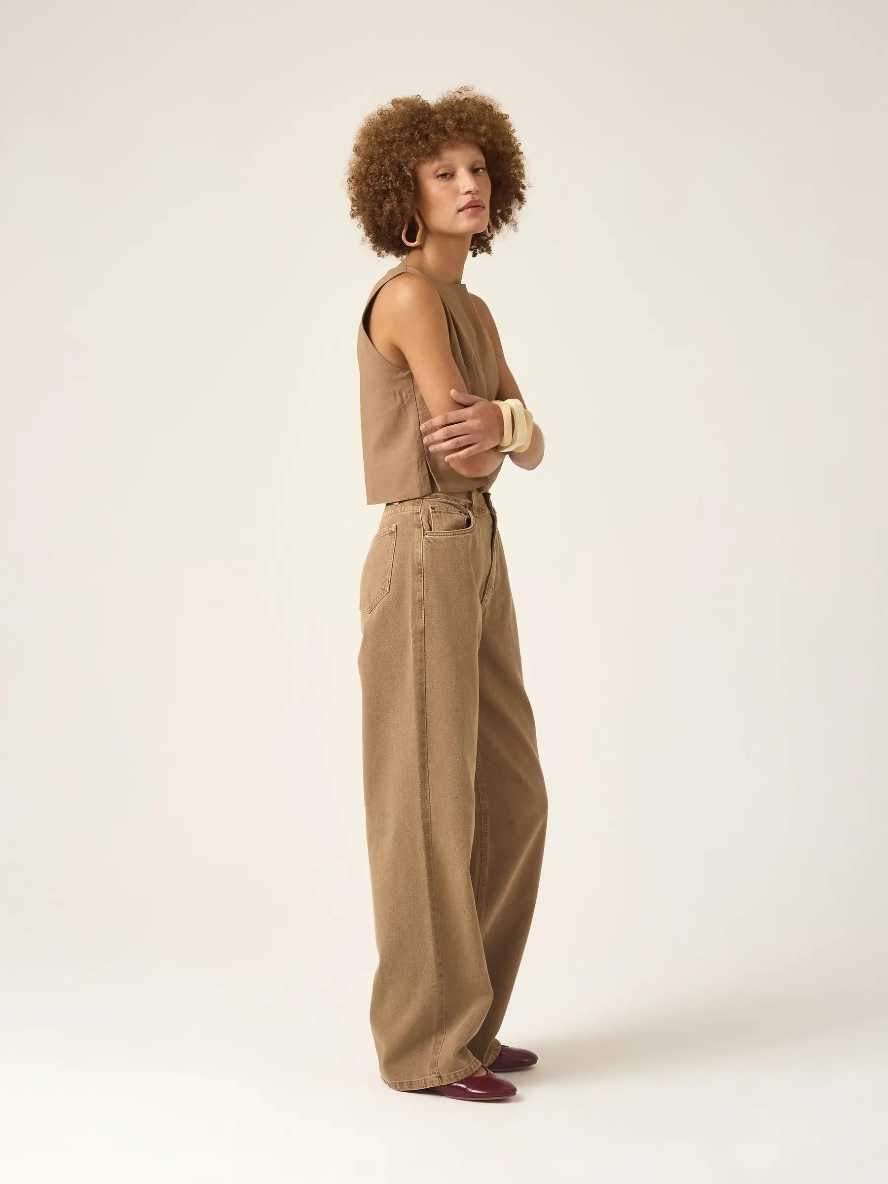 Calça Jeans Wide Leg Buriti Marrom Claro Eco Denim™. Compre online moda sustentável e atemporal na Minimadeia. Roupas femininas estilosas, básicas e sustentáveis. Foto produto ABR25 04