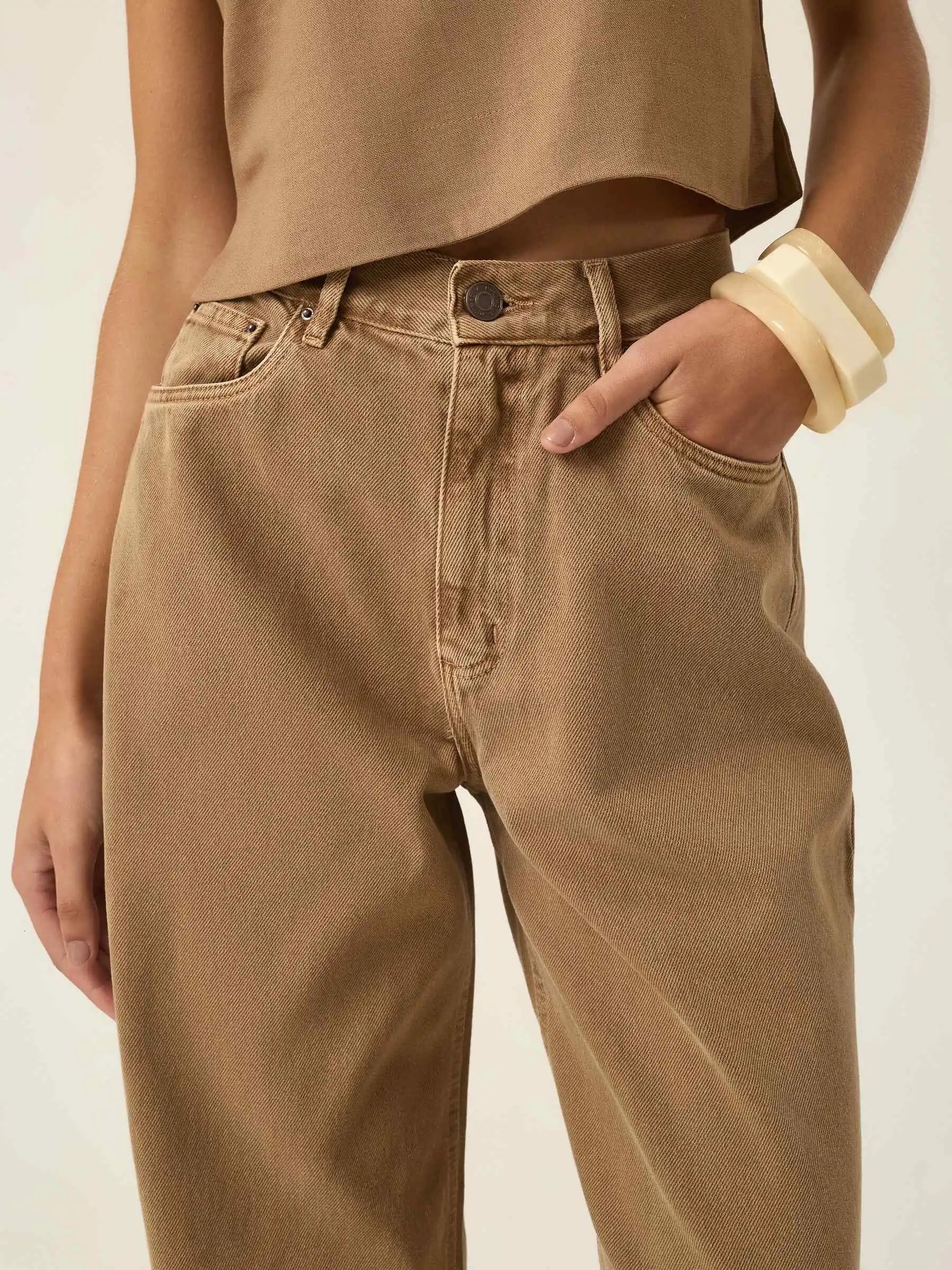 Calça Jeans Wide Leg Buriti Marrom Claro Eco Denim™. Compre online moda sustentável e atemporal na Minimadeia. Roupas femininas estilosas, básicas e sustentáveis. Foto produto ABR25 05