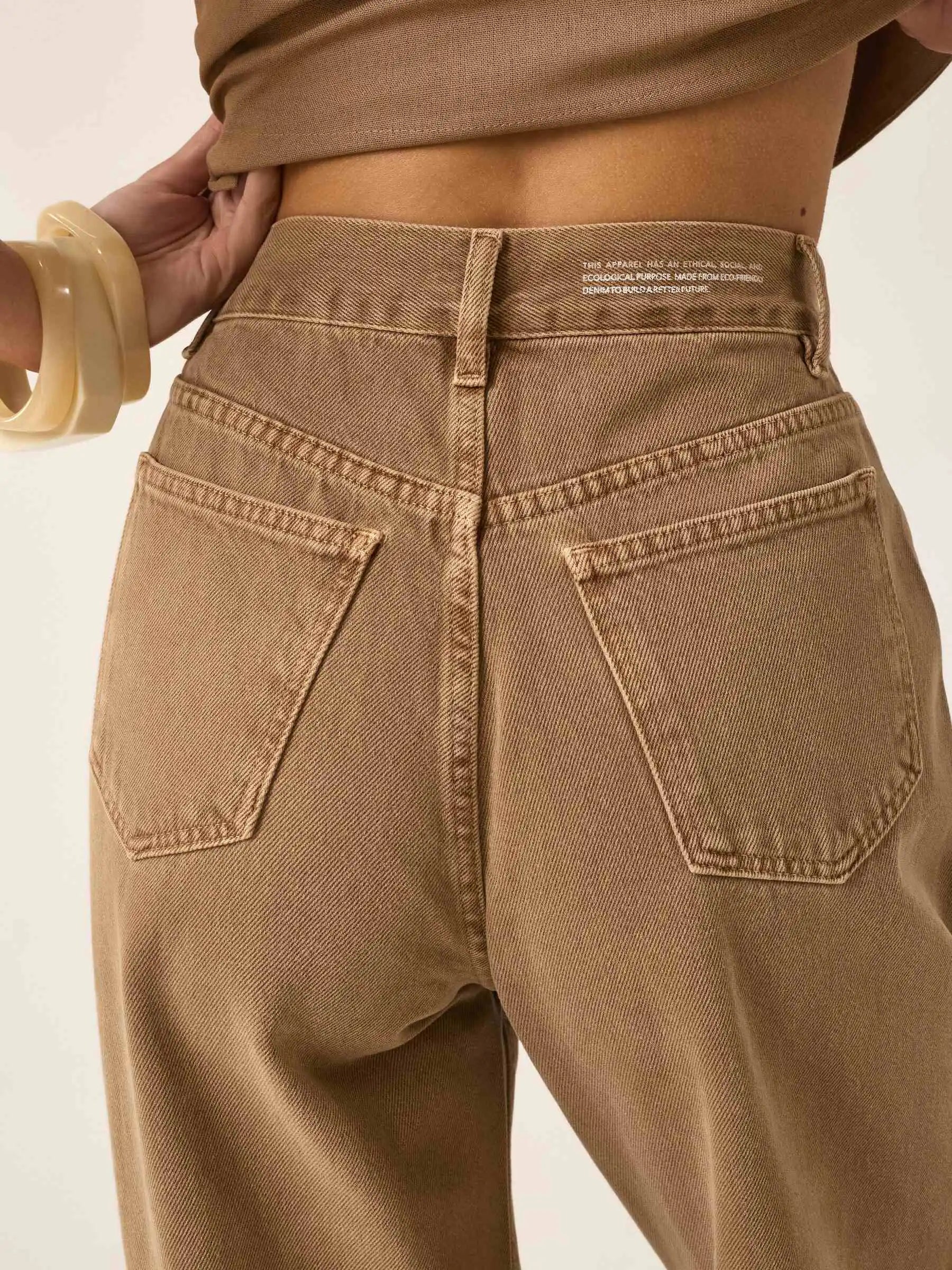Calça Jeans Wide Leg Buriti Marrom Claro Eco Denim™. Compre online moda sustentável e atemporal na Minimadeia. Roupas femininas estilosas, básicas e sustentáveis. Foto produto ABR25 06