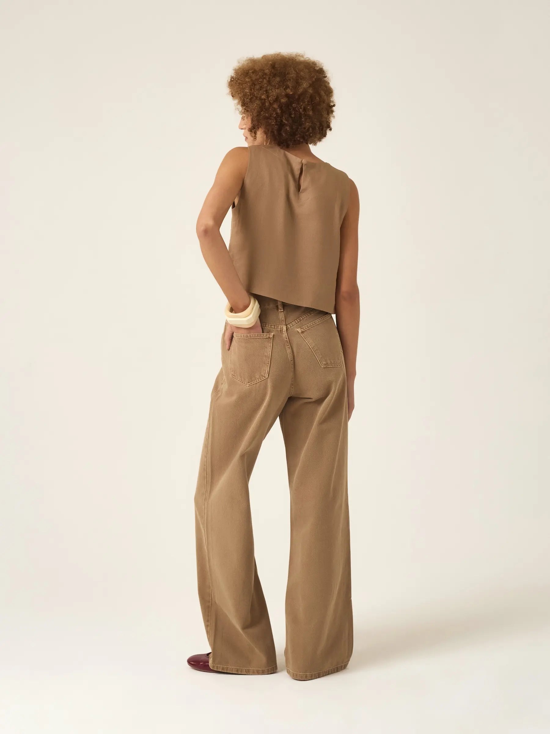 Calça Jeans Wide Leg Buriti Marrom Claro Eco Denim™. Compre online moda sustentável e atemporal na Minimadeia. Roupas femininas estilosas, básicas e sustentáveis. Foto produto ABR25 07