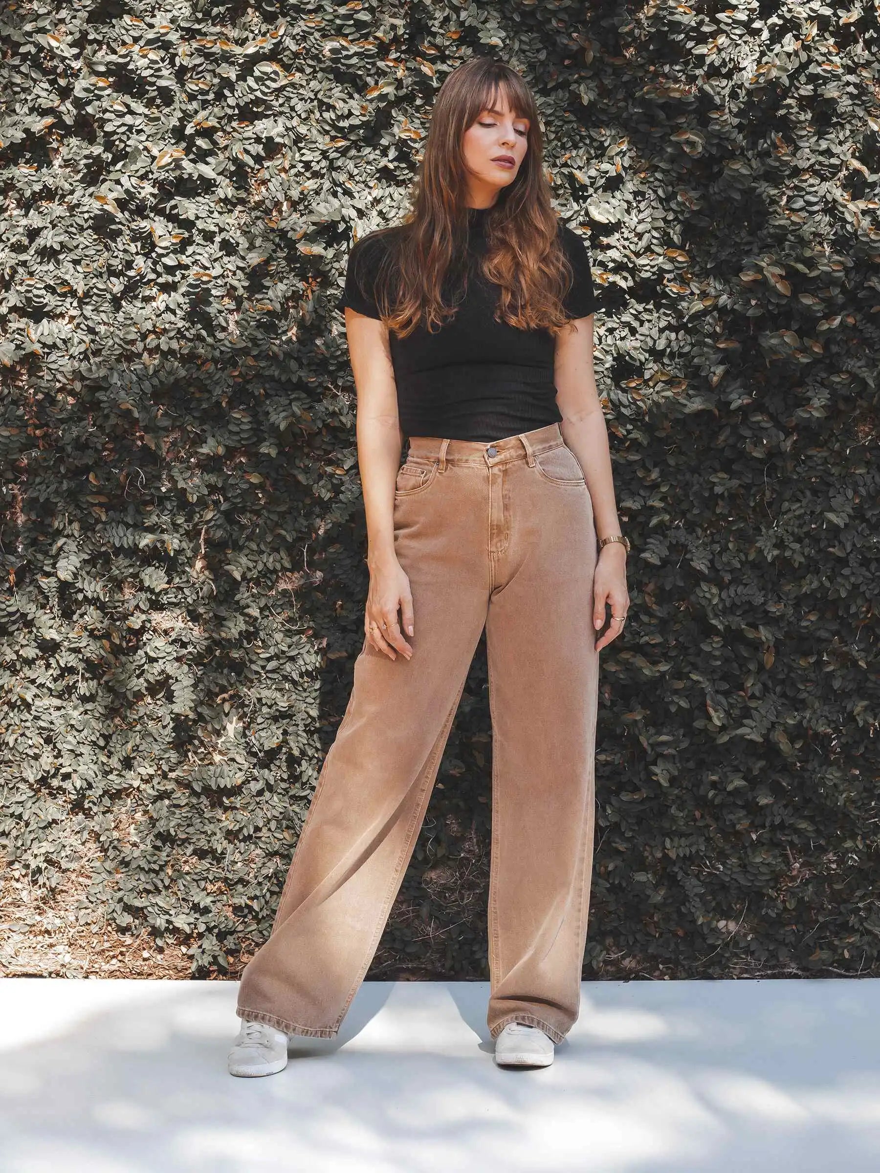 Calça Jeans Wide Leg Buriti Marrom Claro Eco Denim™. Compre online moda sustentável e atemporal na Minimadeia. Roupas femininas estilosas, básicas e sustentáveis. Foto produto DEZ24 01