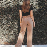Calça Jeans Wide Leg Buriti Marrom Claro Eco Denim™. Compre online moda sustentável e atemporal na Minimadeia. Roupas femininas estilosas, básicas e sustentáveis. Foto produto DEZ24 08