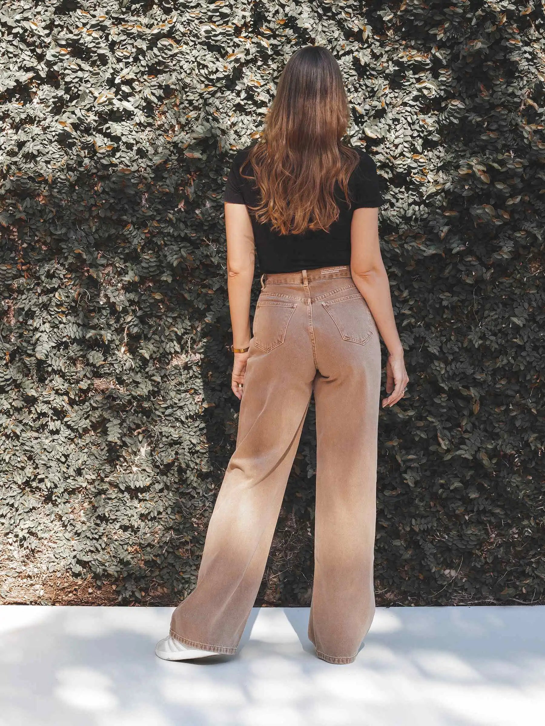 Calça Jeans Wide Leg Buriti Marrom Claro Eco Denim™. Compre online moda sustentável e atemporal na Minimadeia. Roupas femininas estilosas, básicas e sustentáveis. Foto produto DEZ24 08