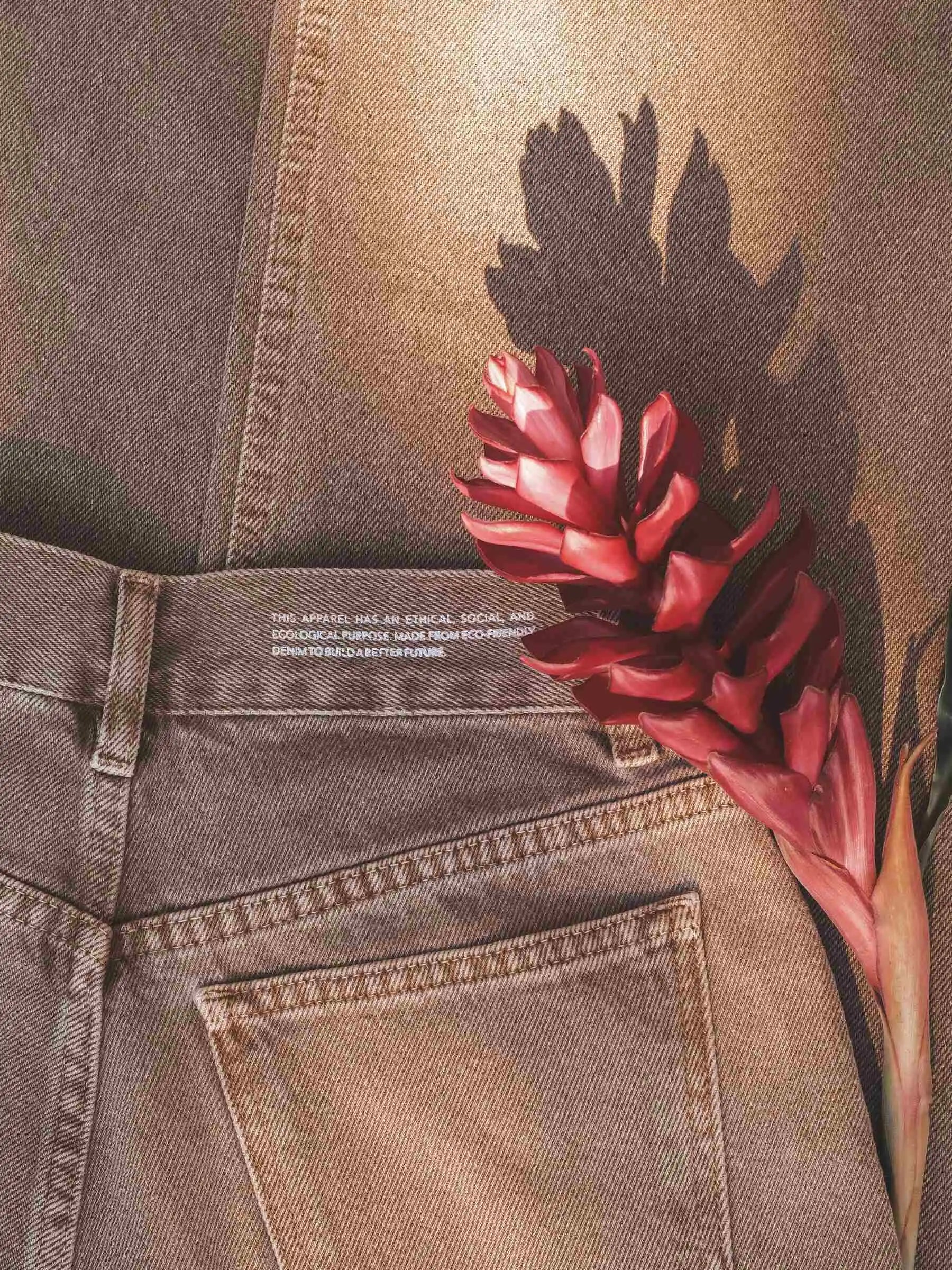 Calça Jeans Wide Leg Buriti Marrom Claro Eco Denim™. Compre online moda sustentável e atemporal na Minimadeia. Roupas femininas estilosas, básicas e sustentáveis. Foto produto DEZ24 17