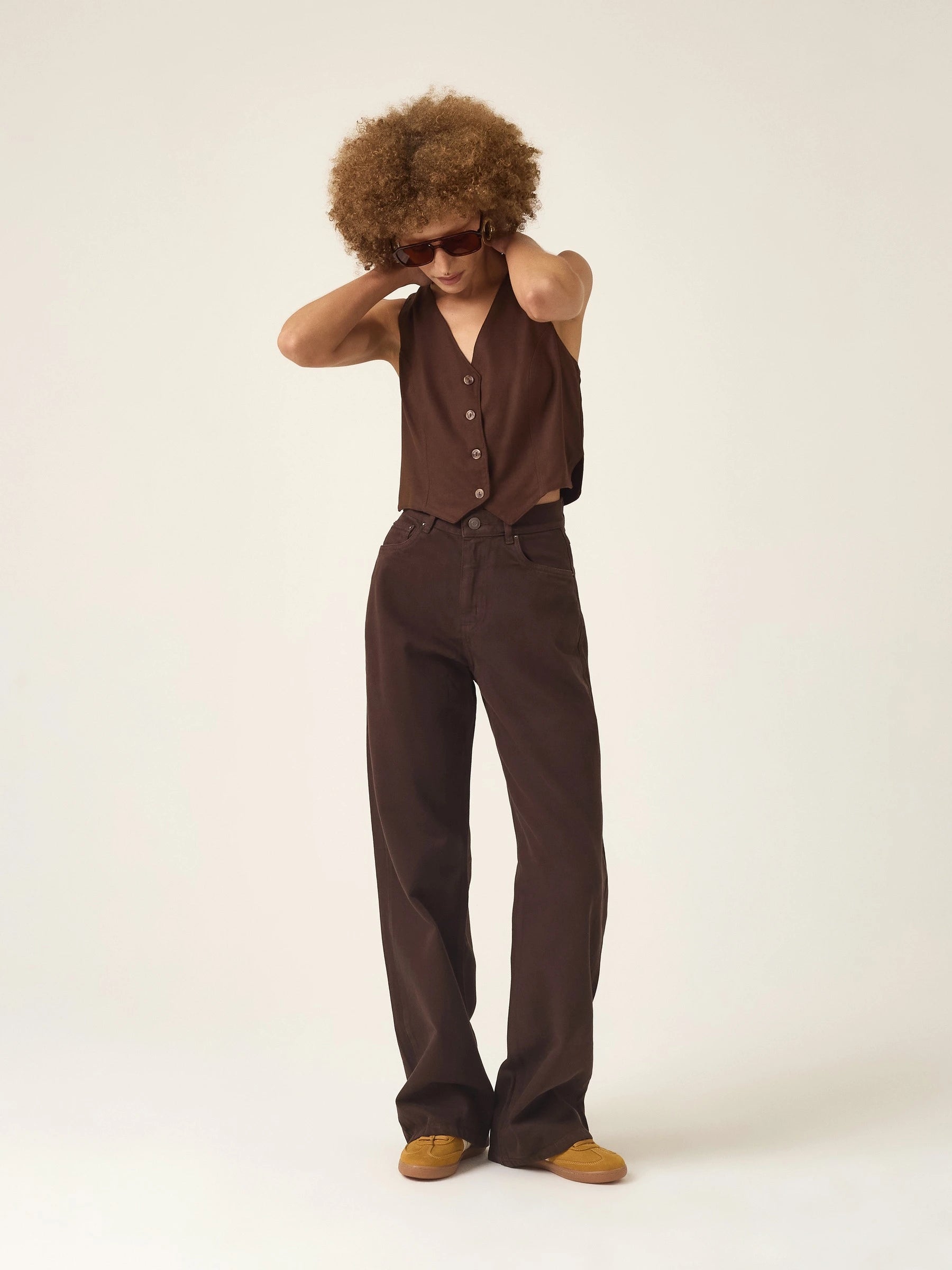 Calça Jeans Wide Leg Buriti Marrom Escuro Eco Denim™. Compre online moda sustentável e atemporal na Minimadeia. Roupas femininas estilosas, básicas e sustentáveis. Foto produto ABR25 02