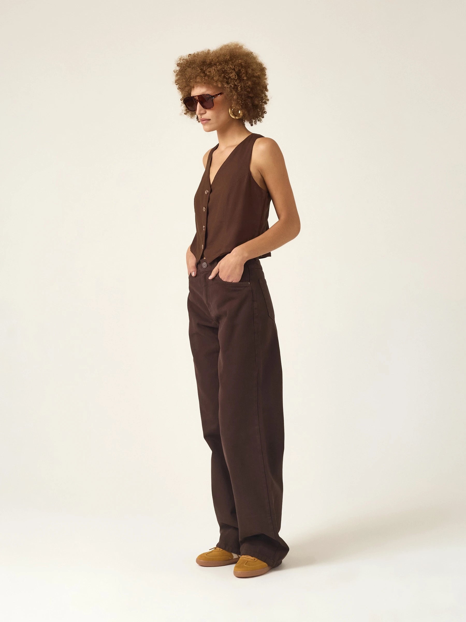 Calça Jeans Wide Leg Buriti Marrom Escuro Eco Denim™. Compre online moda sustentável e atemporal na Minimadeia. Roupas femininas estilosas, básicas e sustentáveis. Foto produto ABR25 03