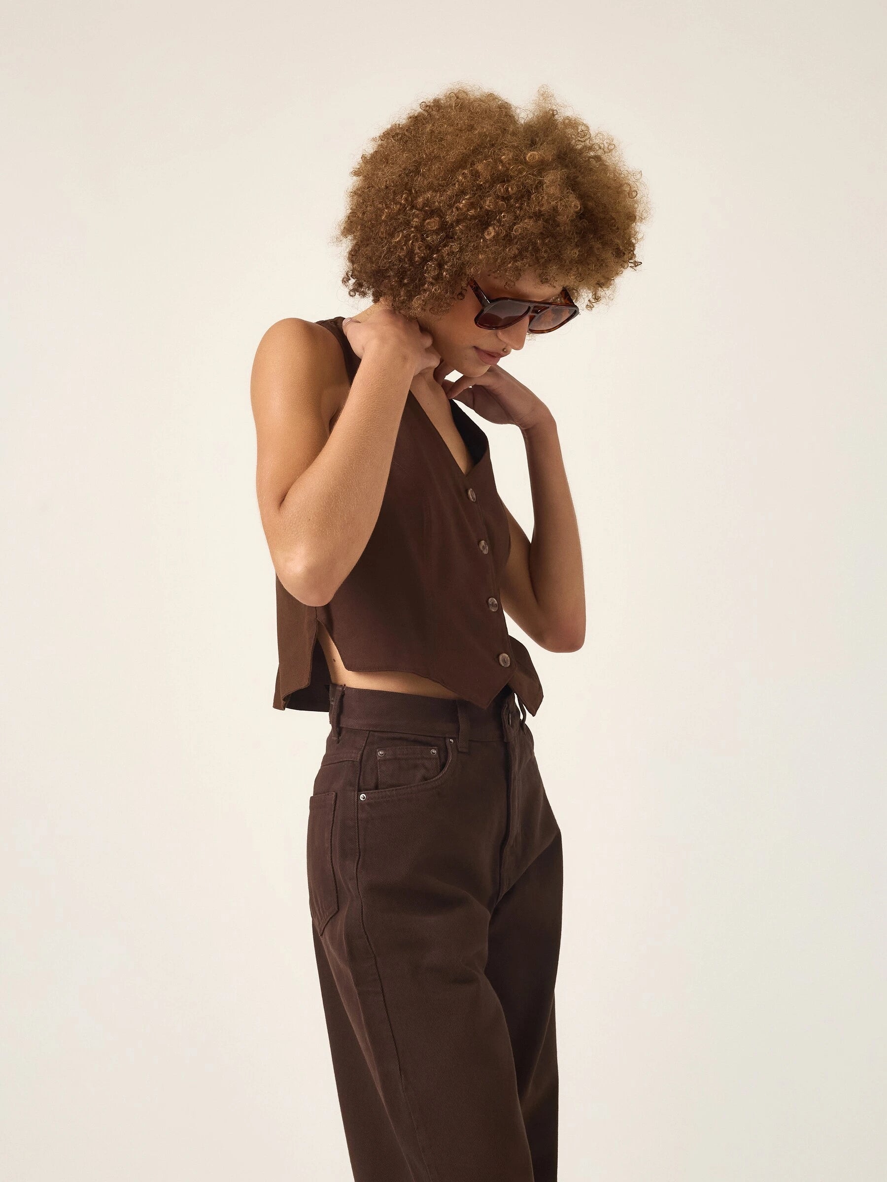 Calça Jeans Wide Leg Buriti Marrom Escuro Eco Denim™. Compre online moda sustentável e atemporal na Minimadeia. Roupas femininas estilosas, básicas e sustentáveis. Foto produto ABR25 04