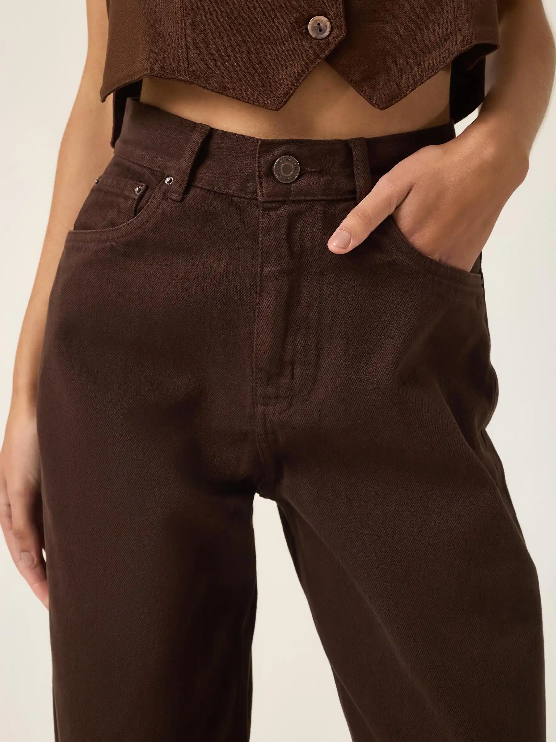 Calça Jeans Wide Leg Buriti Marrom Escuro Eco Denim™. Compre online moda sustentável e atemporal na Minimadeia. Roupas femininas estilosas, básicas e sustentáveis. Foto produto ABR25 05