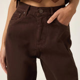 Calça Jeans Wide Leg Buriti Marrom Escuro Eco Denim™. Compre online moda sustentável e atemporal na Minimadeia. Roupas femininas estilosas, básicas e sustentáveis. Foto produto ABR25 05B