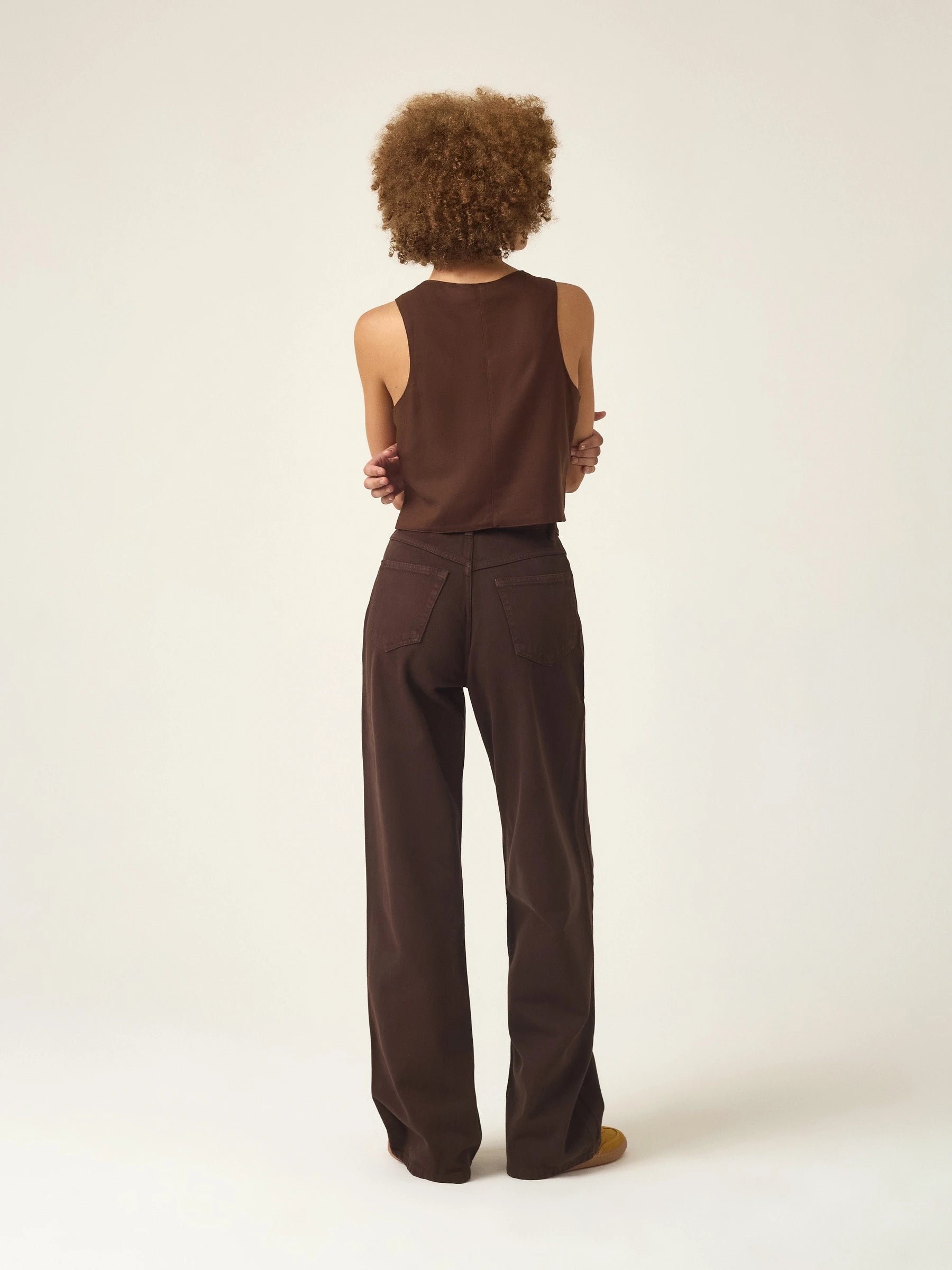Calça Jeans Wide Leg Buriti Marrom Escuro Eco Denim™. Compre online moda sustentável e atemporal na Minimadeia. Roupas femininas estilosas, básicas e sustentáveis. Foto produto ABR25 07