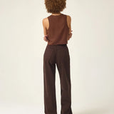 Calça Jeans Wide Leg Buriti Marrom Escuro Eco Denim™. Compre online moda sustentável e atemporal na Minimadeia. Roupas femininas estilosas, básicas e sustentáveis. Foto produto ABR25 07B