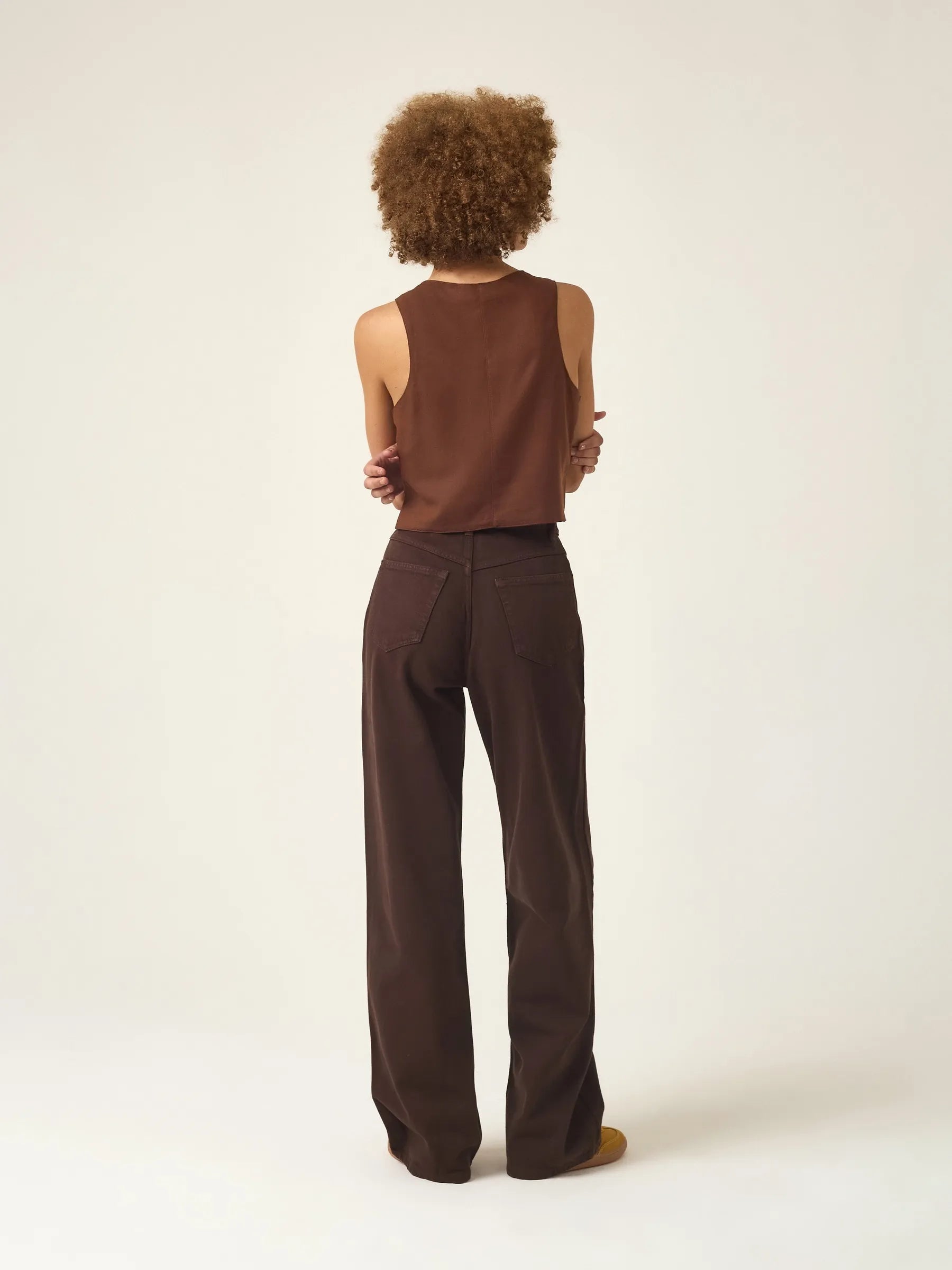 Calça Jeans Wide Leg Buriti Marrom Escuro Eco Denim™. Compre online moda sustentável e atemporal na Minimadeia. Roupas femininas estilosas, básicas e sustentáveis. Foto produto ABR25 07B