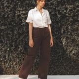 Calça Jeans Wide Leg Buriti Marrom Escuro Eco Denim™. Compre online moda sustentável e atemporal na Minimadeia. Roupas femininas estilosas, básicas e sustentáveis. Foto produto SET24 03
